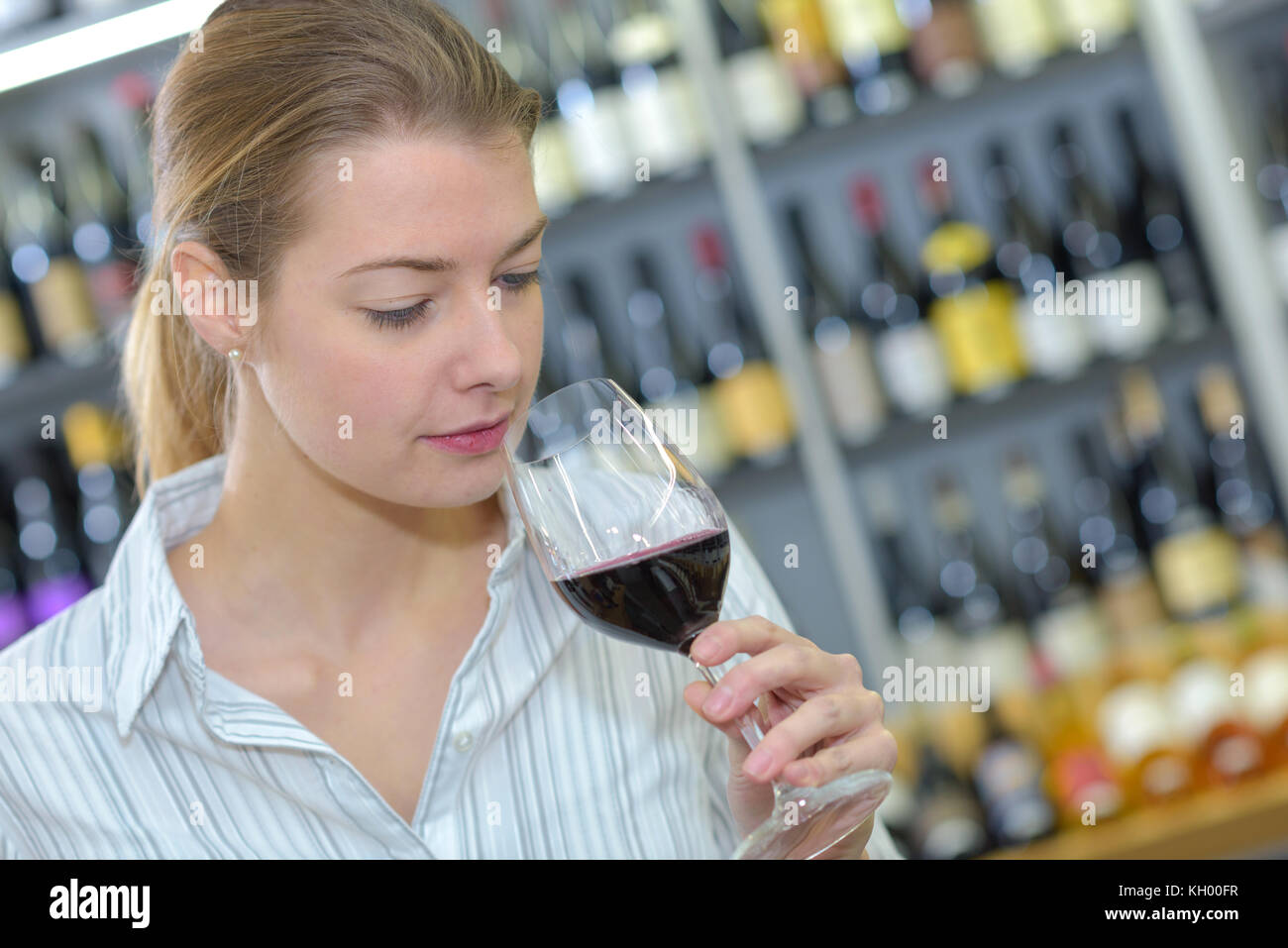 Einladen eines Weinkritiker Stockfoto