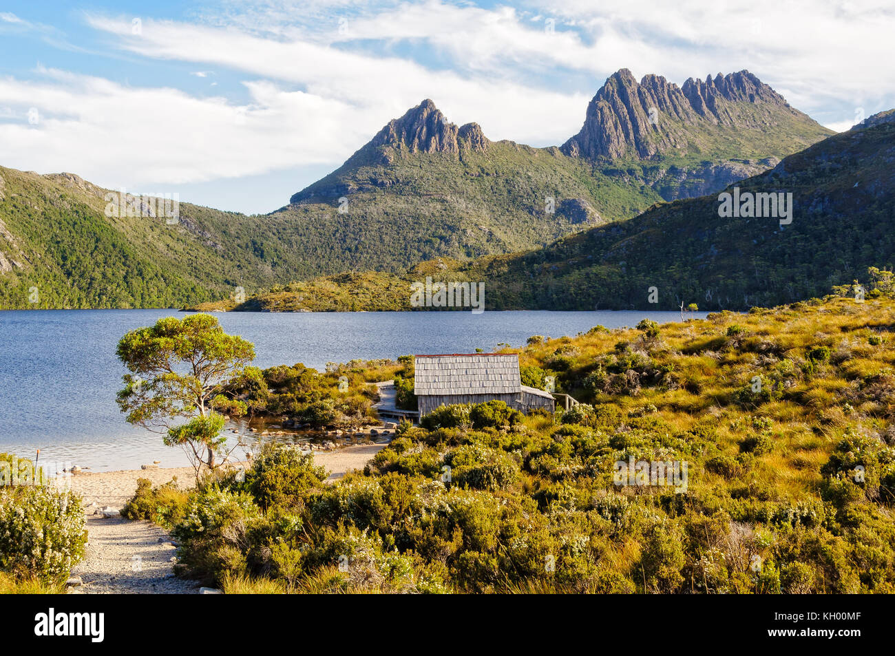 Historische Dove Lake boatshed unter den hoch aufragenden Türme von Cradle Mountain - Tasmanien, Australien Stockfoto