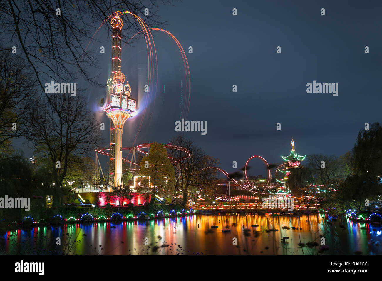 Merry go round im Tivoli Park in Kopenhagen Stockfoto