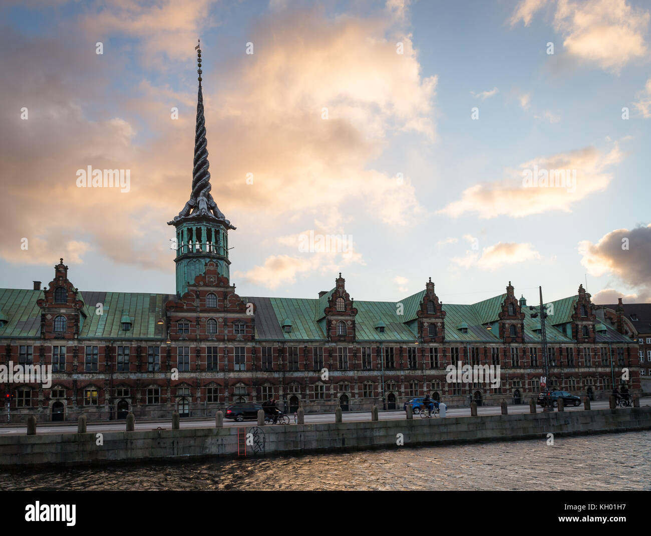 Börse in Kopenhagen bei Sonnenuntergang Stockfoto
