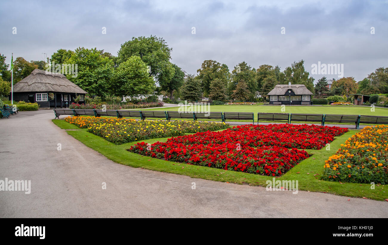 Foto des Pavillons und dem Bowling Green von Blumen im Victoria Park in Stafford, Staffordshire, Vereinigtes Königreich umgeben Stockfoto