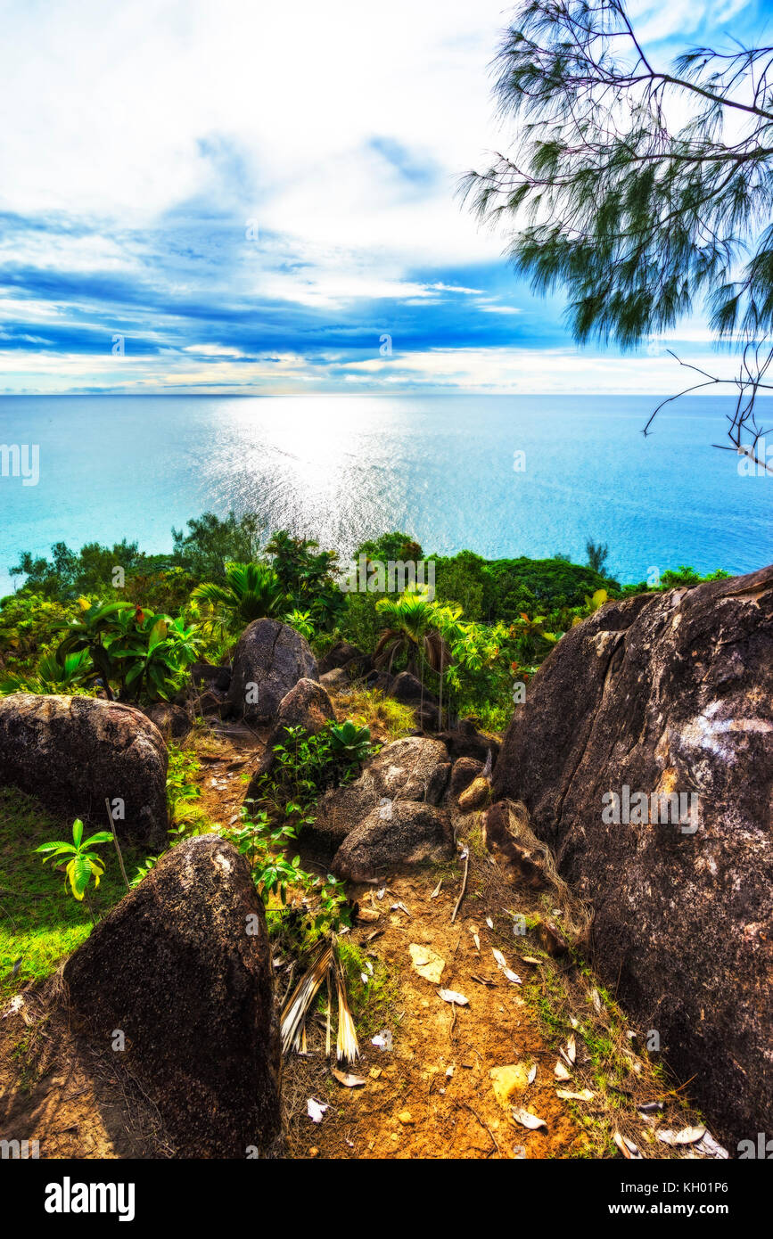 Wanderungen durch den Dschungel zwischen den paradiesischen Stränden Anse Lazio und Anse Georgette, Praslin, Seychellen Stockfoto