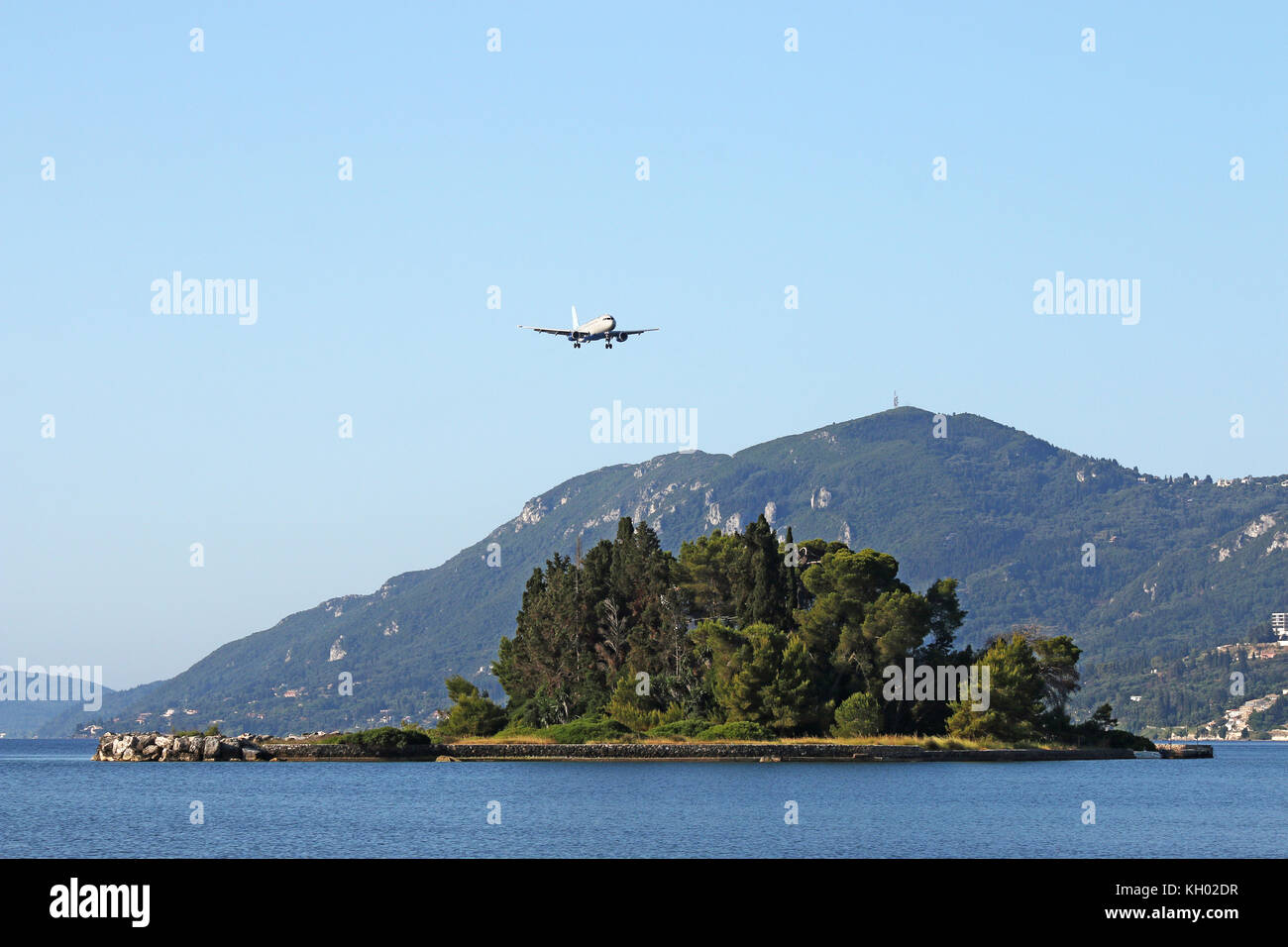 Flugzeug über Maus Insel Korfu Griechenland fliegen Stockfoto