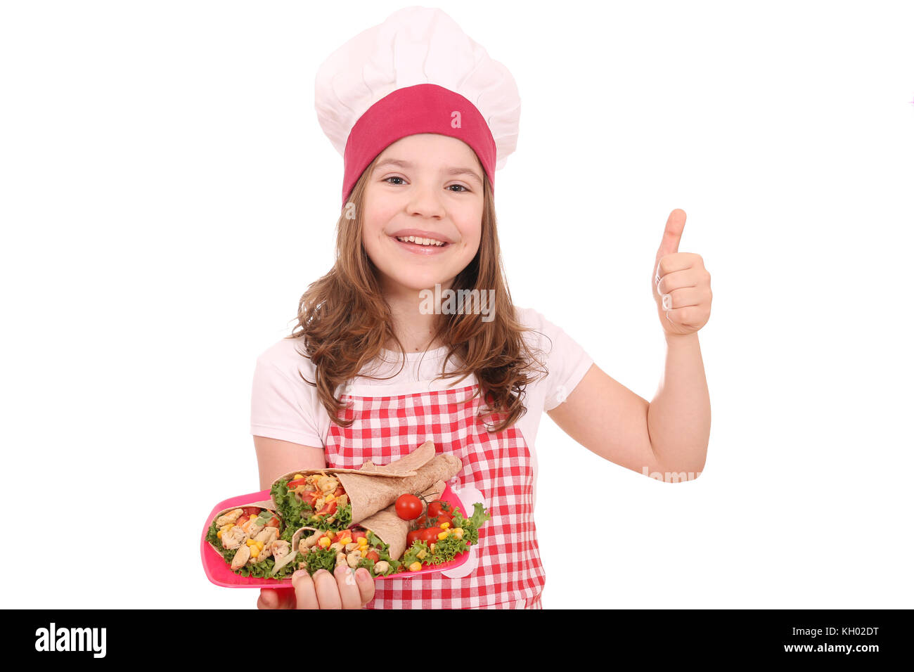 Gerne kleine Mädchen Kochen mit Burritos und Daumen hoch Stockfoto
