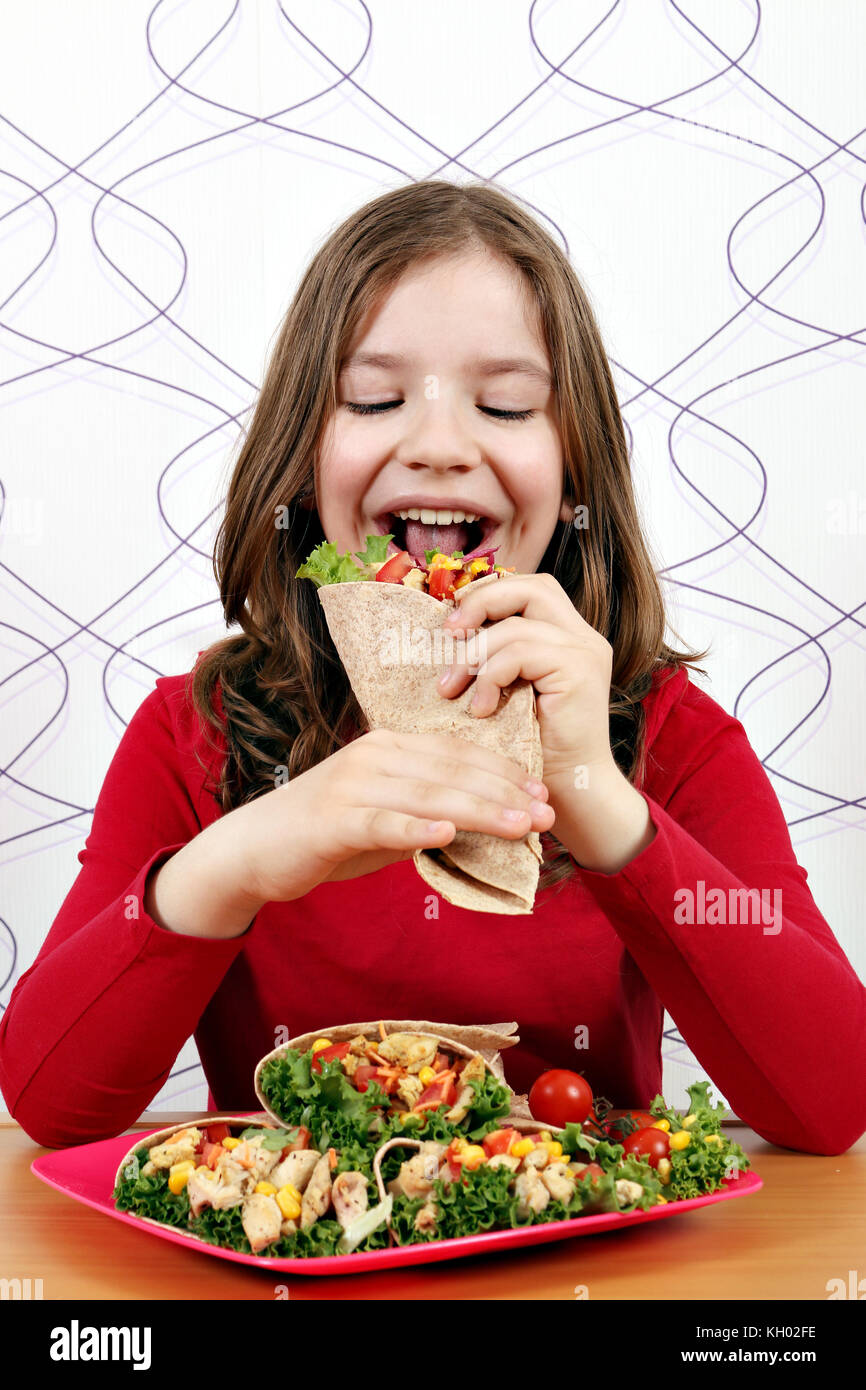 Kleines Mädchen essen burritos Fast Food Stockfoto