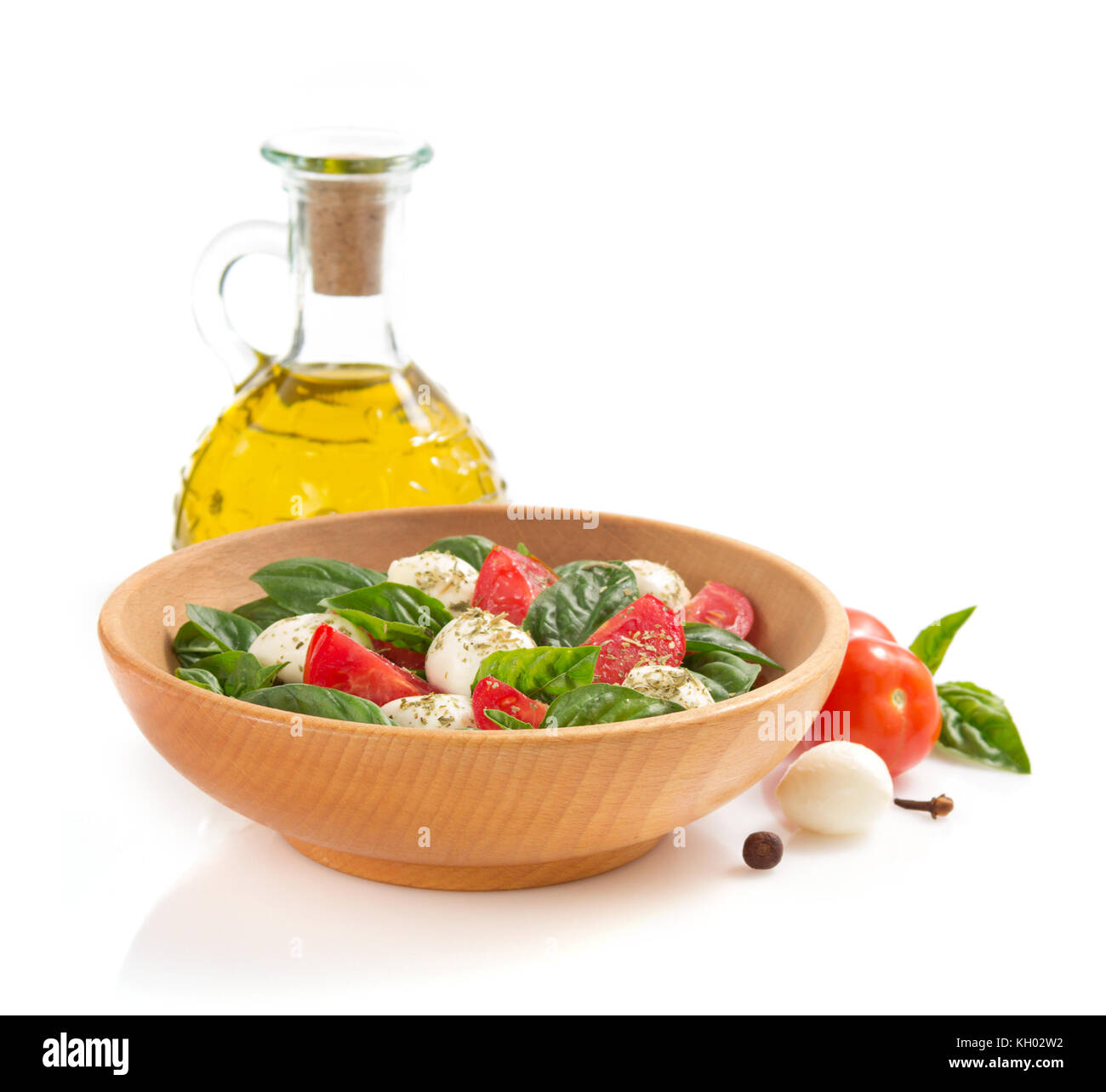 Caprese Salat in der Platte auf weißem Hintergrund Stockfoto