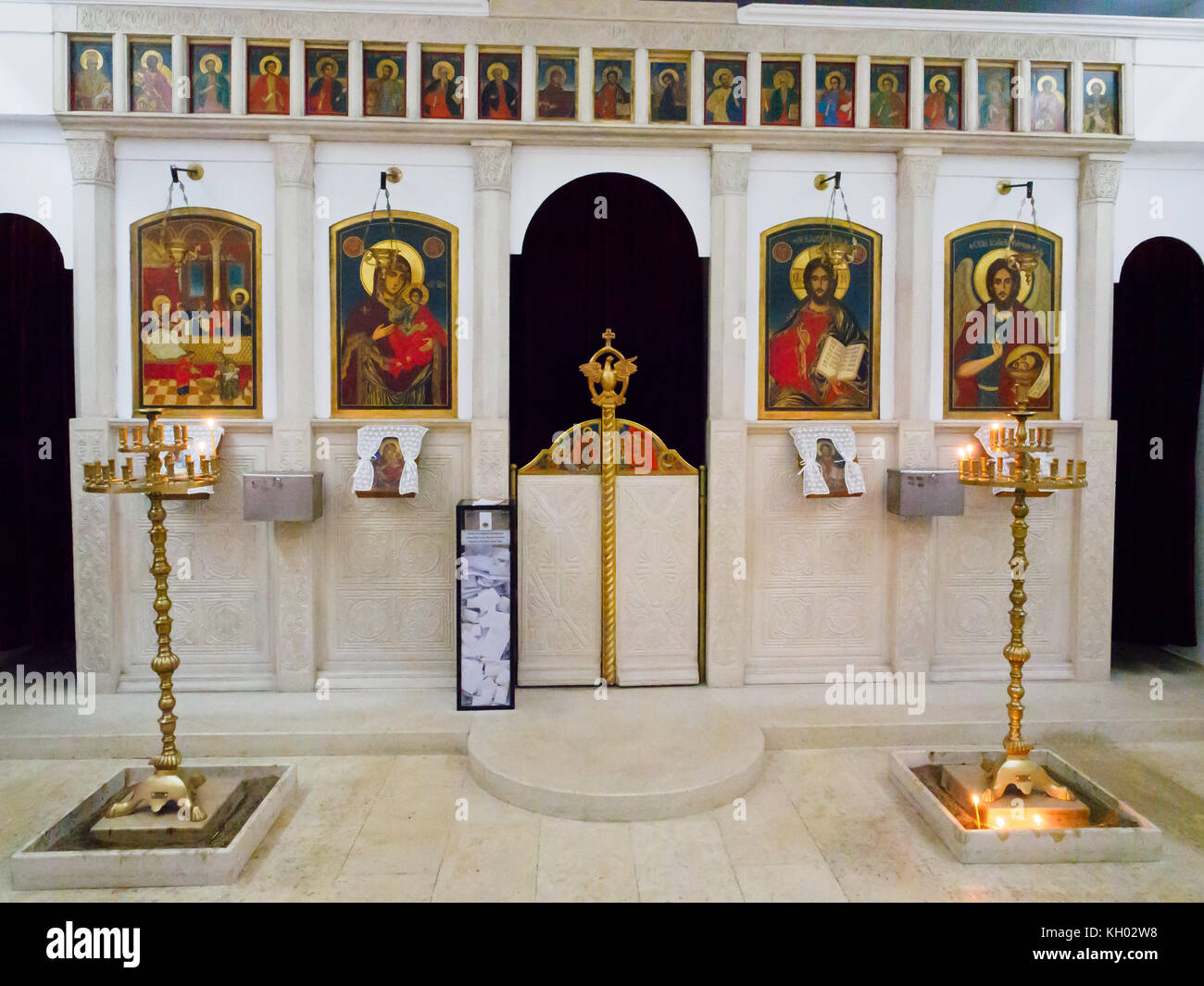 Der Altar in der bulgarischen orthodoxen Kapelle der Geburt der Mutter Gottes unter der Statue der Jungfrau Maria in Haskovo. Stockfoto