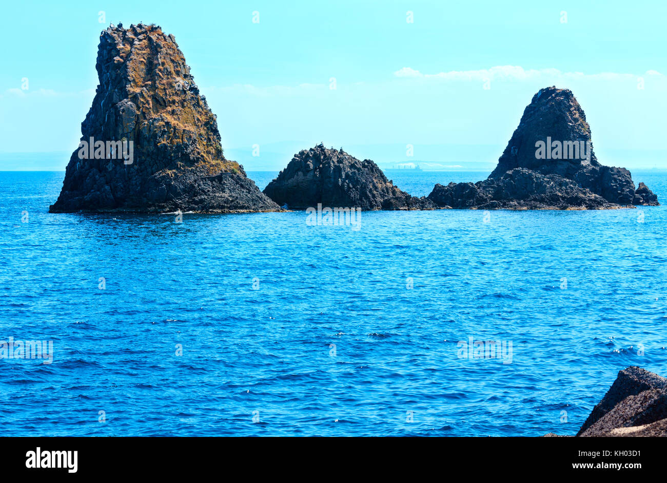 Zyklopische Küste und den Inseln des Zyklopen auf Aci Trezza Stadt (Italien, Sizilien, 10 km nördlich von Catania). als isoles dei Ciclopi Faraglioni bekannt. Stockfoto