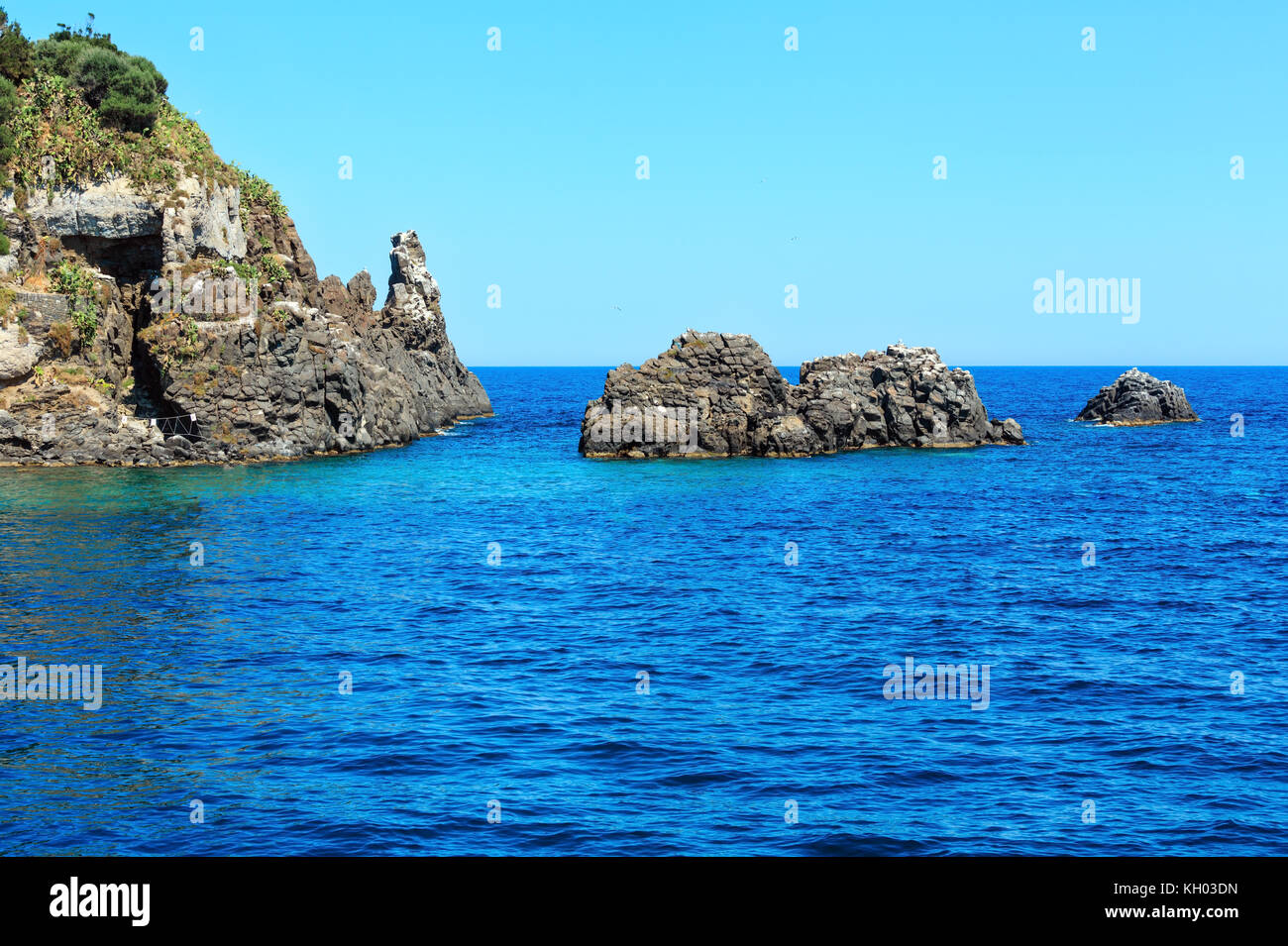 Lachea Insel und riesenhafte Küste auf Aci Trezza Stadt (Italien, Sizilien, 10 km nördlich von Catania). als isoles dei Ciclopi Faraglioni bekannt. Stockfoto