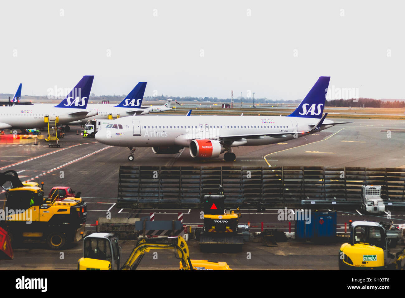 Flugzeuge am Flughafen bereit an einem Terminal zu fliegen Stockfoto