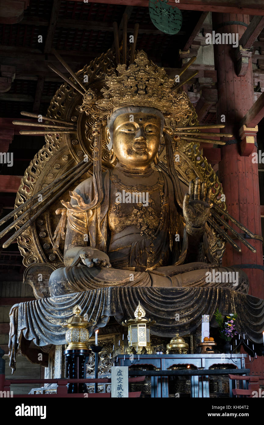 Nara, Japan - 29. Mai 2017: Statue des kokuzo bosatsut, der Patron Gottheit des Gedächtnisses und der Weisheit in den grossen Buddha Hall Stockfoto