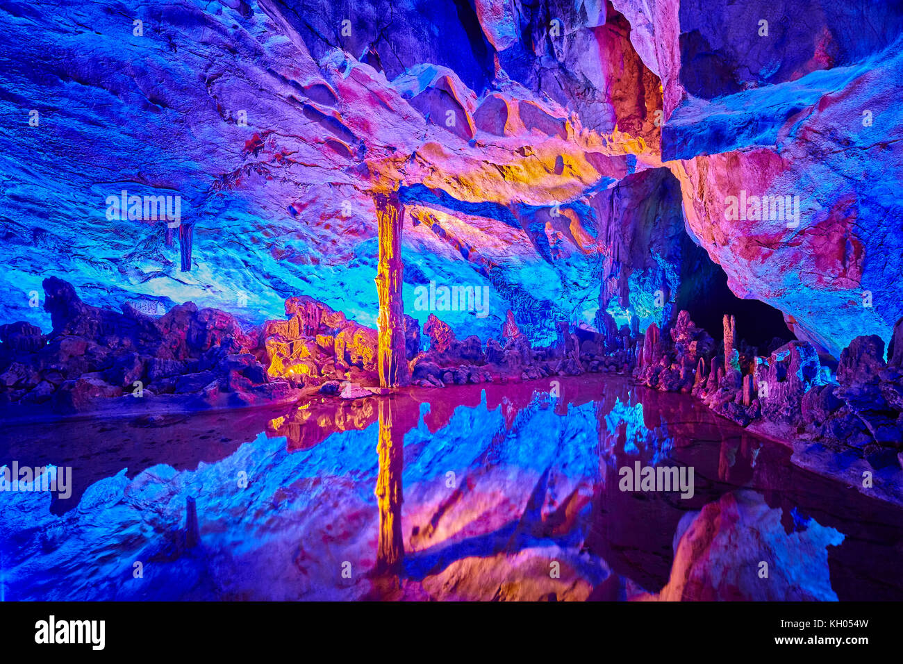 Die Schilfrohrflöten-höhle, natürliche Tropfsteinhöhle mit bunten Beleuchtung in Guilin, Guangxi, China. Stockfoto