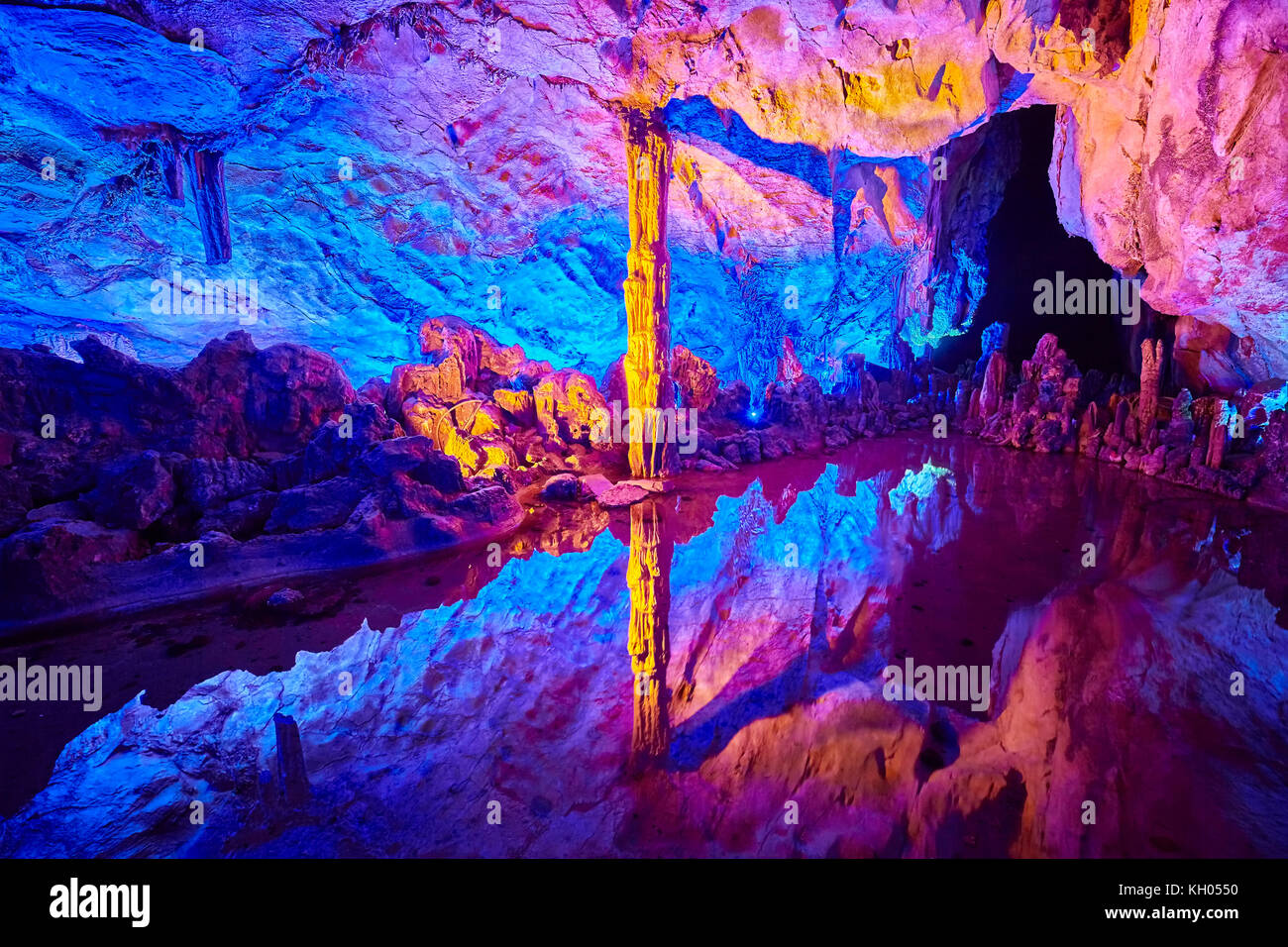Die Schilfrohrflöten-höhle, natürliche Tropfsteinhöhle mit bunten Beleuchtung in Guilin, Guangxi, China. Stockfoto