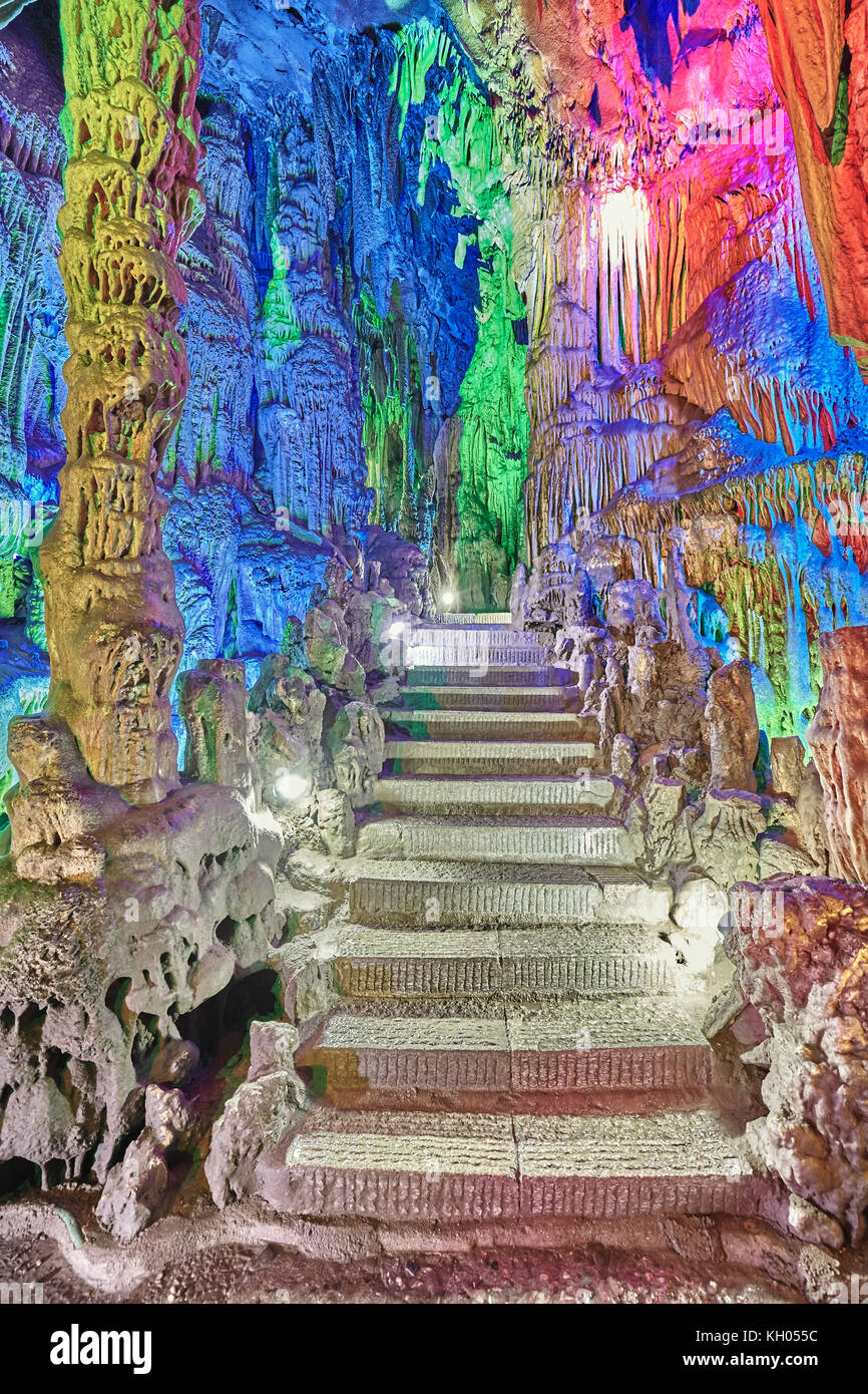 Steinerne Treppen in der Schilfrohrflöten-höhle, natürliche Tropfsteinhöhle mit bunten Beleuchtung in Guilin, Guangxi, China. Stockfoto