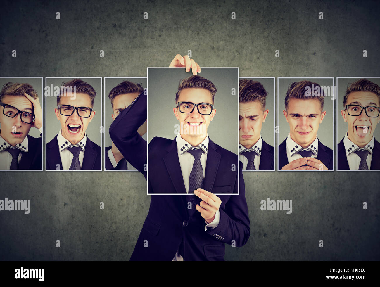Positive maskierte Mann in Gläsern verschiedene Emotionen ausdrücken Stockfoto