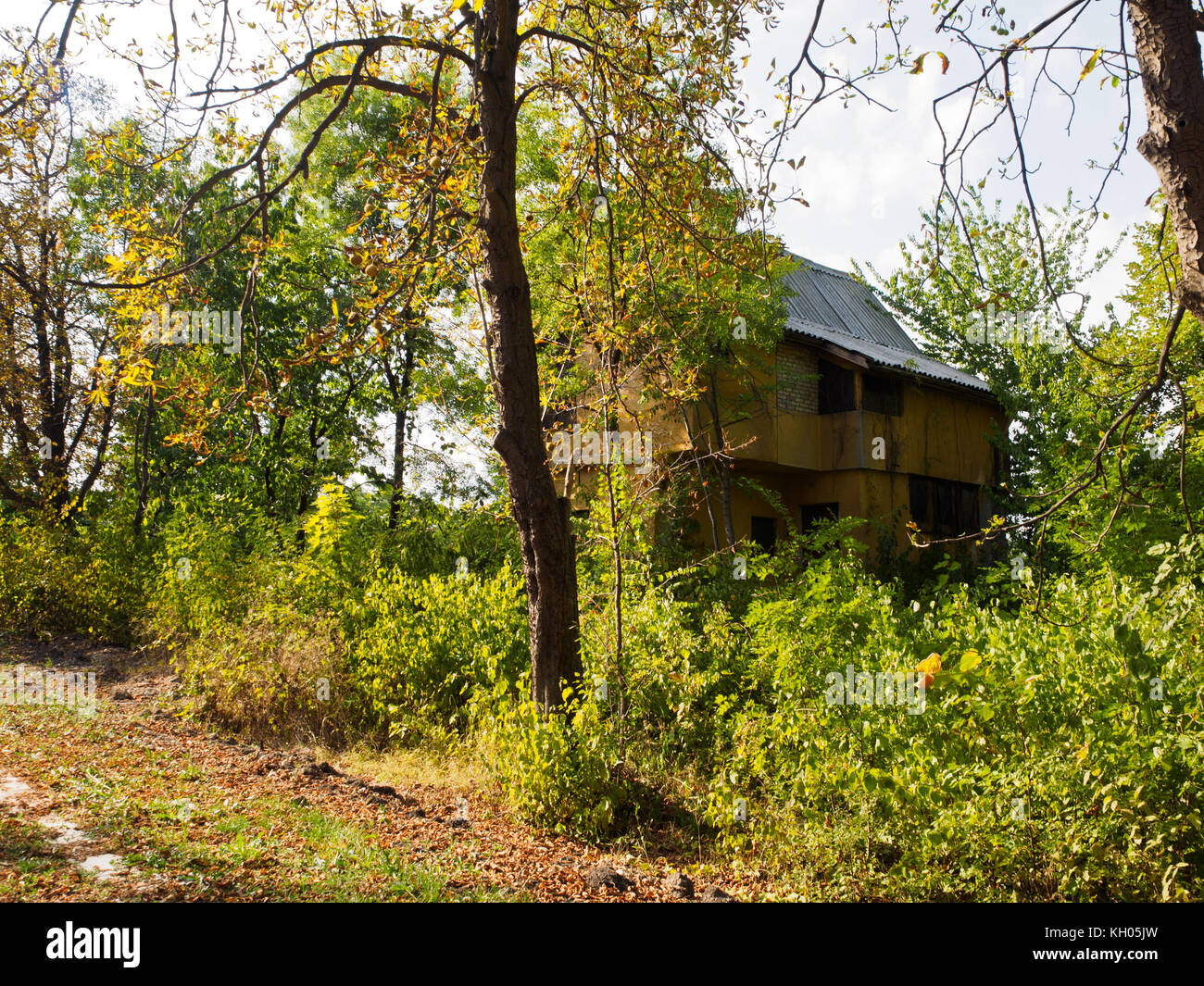 Ein altes heruntergekommenes Haus in einem Park von haskovo gefunden, Bulgarien. Stockfoto