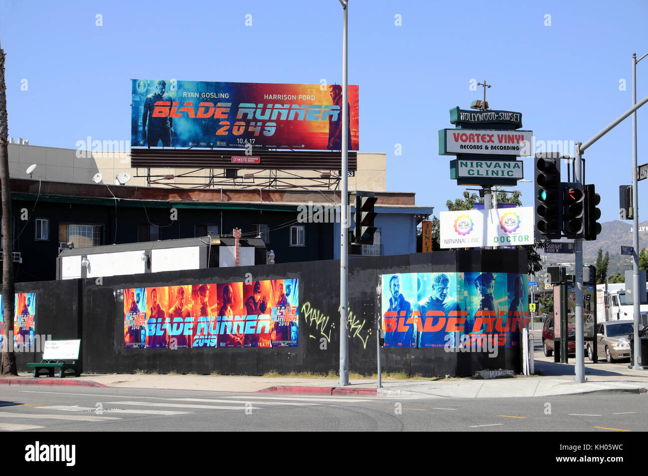 Blade Runner 2049 Billboard, Palmen und blauem Himmel auf der Ecke der Hollywood Boulevard und Sunset Boulevard, Los Feliz, Kalifornien, USA KATHY DEWITT Stockfoto