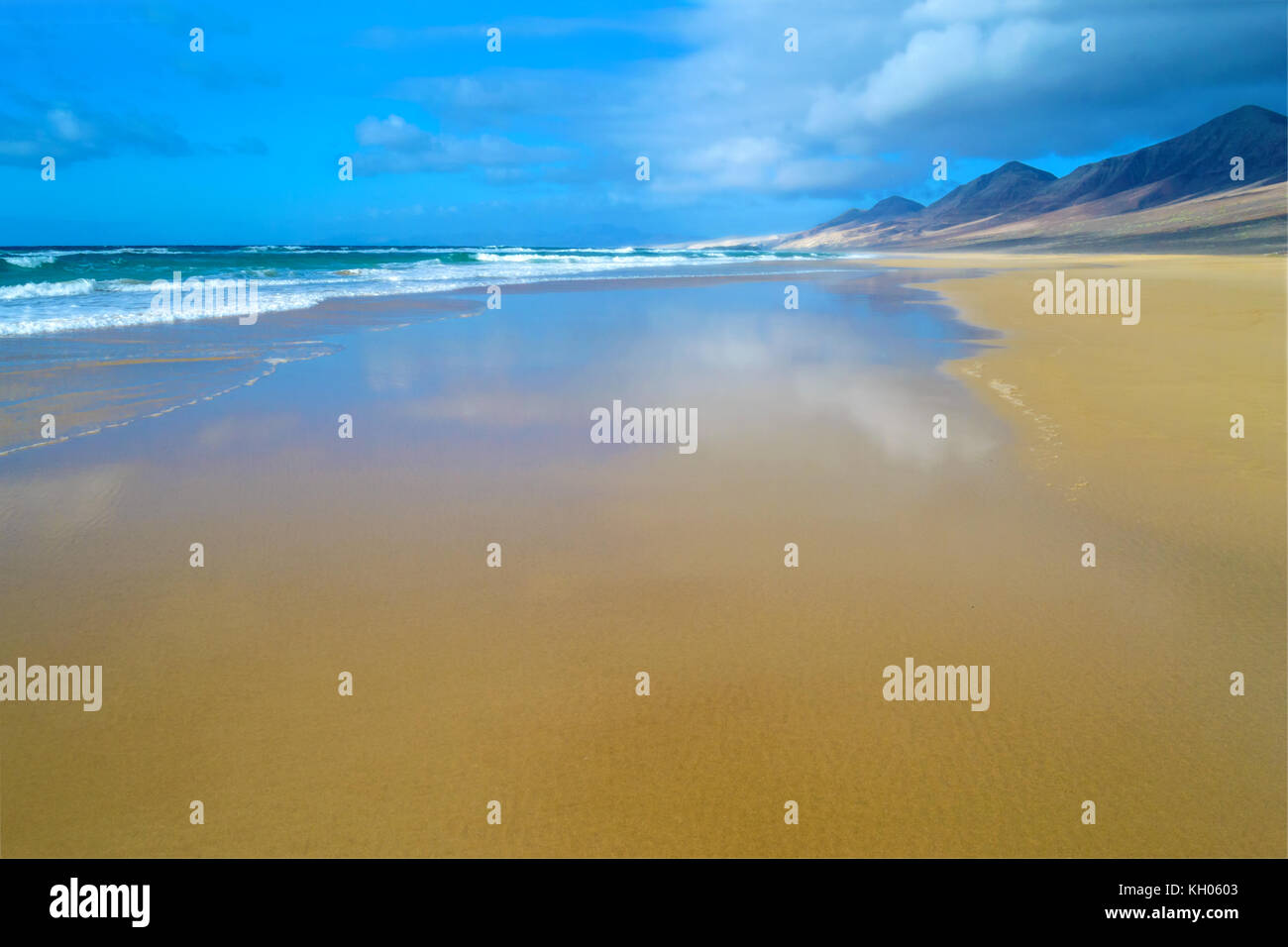 Magische Strand von Cofete, riesige Ausdehnung von Sand und dem kristallklaren Meer mit Wellen, Fuerteventura, Kanarische Inseln, Spanien Stockfoto