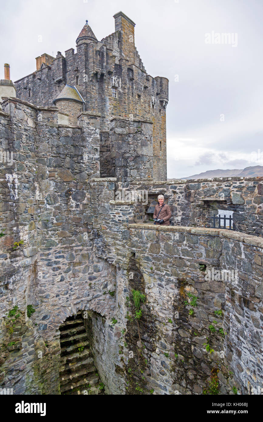 Die gut an Eilean Donan, einem aus dem 13. Jahrhundert restaurierten Schloss auf einer Insel an der Kreuzung der drei Seen in der Nähe von Kyle von Lochalsh, Schottland, Großbritannien Stockfoto