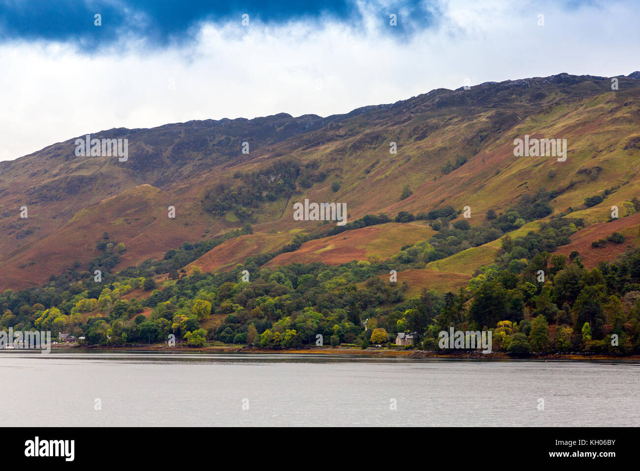 Blick nach unten Loch Duich an Beinn a' Chuirn aus dem 13. Jahrhundert restaurierten Schloss auf Eilean Donan in der Nähe von Kyle von Lochalsh, Schottland, Großbritannien Stockfoto