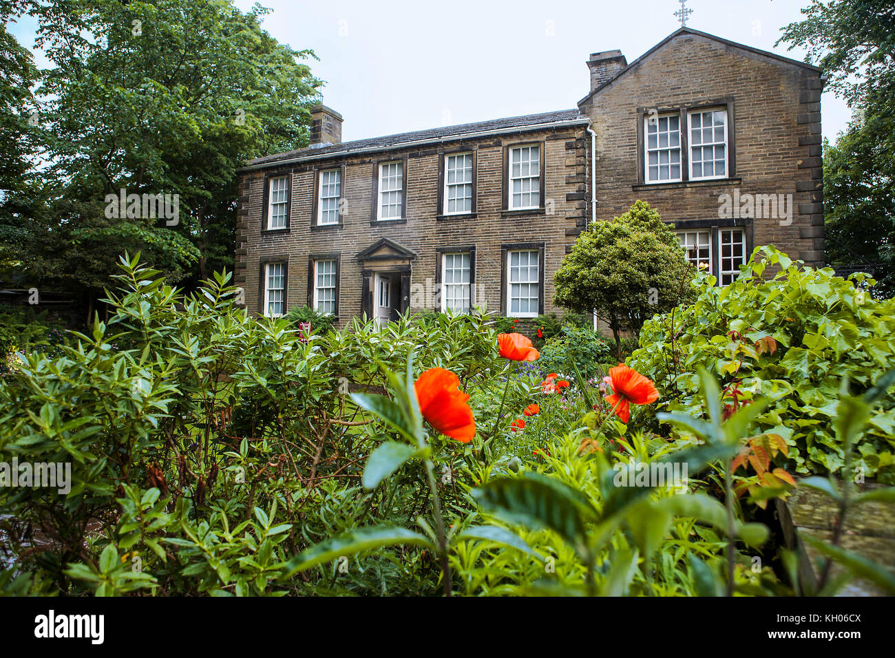 Haworth Parsonage, West Yorkshire, England, Großbritannien: Das Zuhause der Brontë Schwestern und jetzt das Brontë Museum, das ihnen und ihrer Arbeit gewidmet ist Stockfoto
