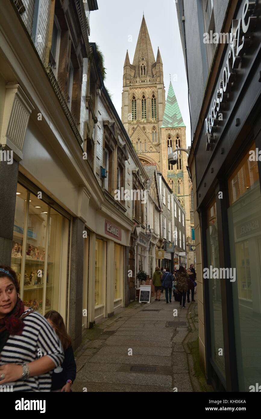 Gasse in Truro, Cornwall mit Blick auf Cathedtal Stockfoto