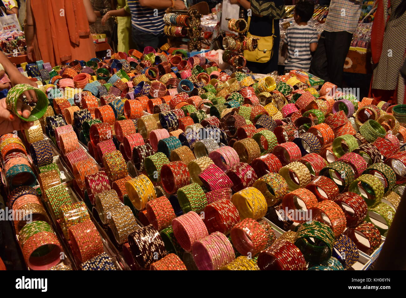 Ein Stall verkaufen armreifen vor dem Festival von Karva Chauth in Panchkula, Haryana, Indien Stockfoto