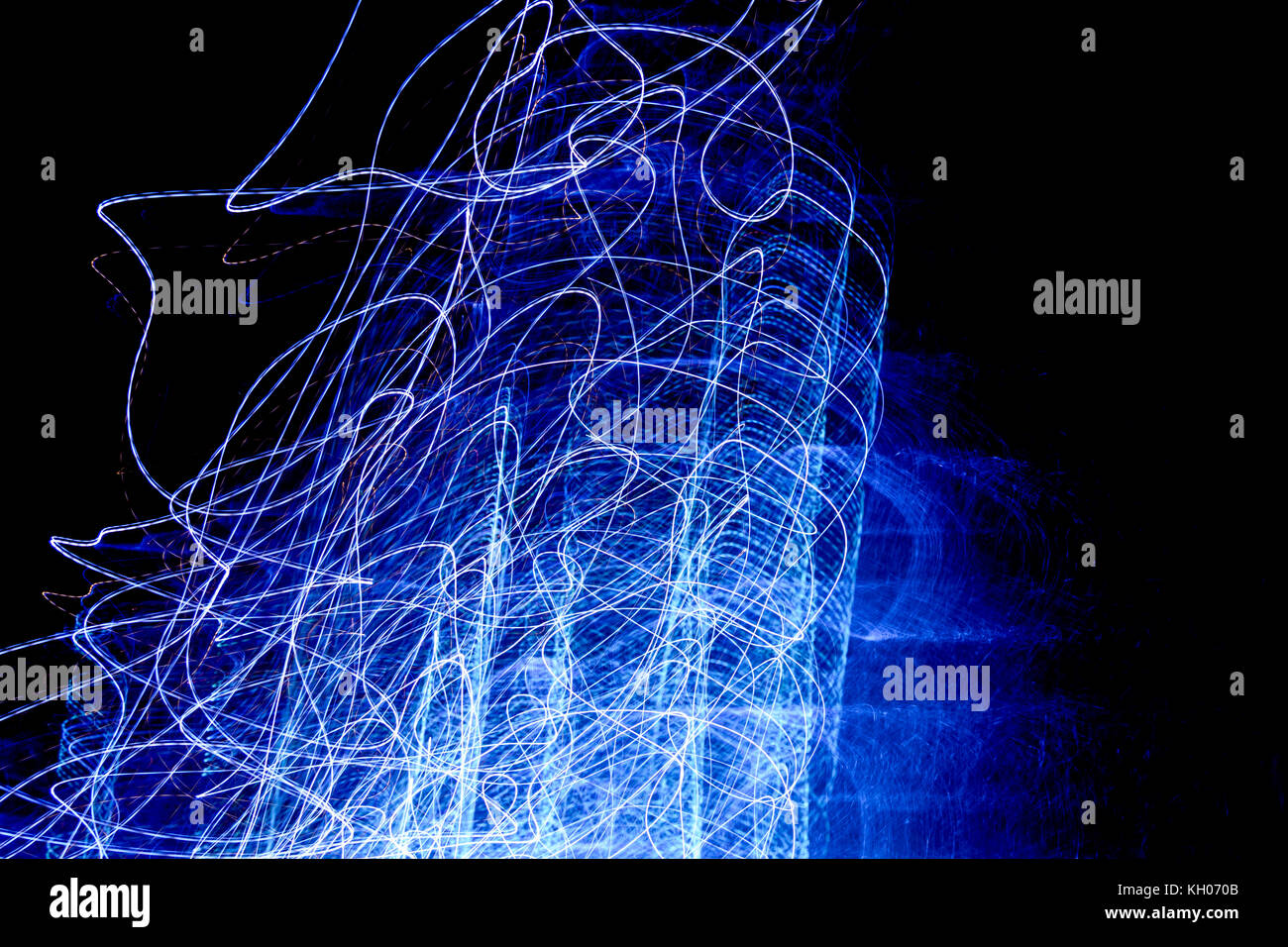 Die Leitungen der blauen Lichter wie Funken, die durch einen Stromschlag nach einem Kurzschluss verursacht Stockfoto