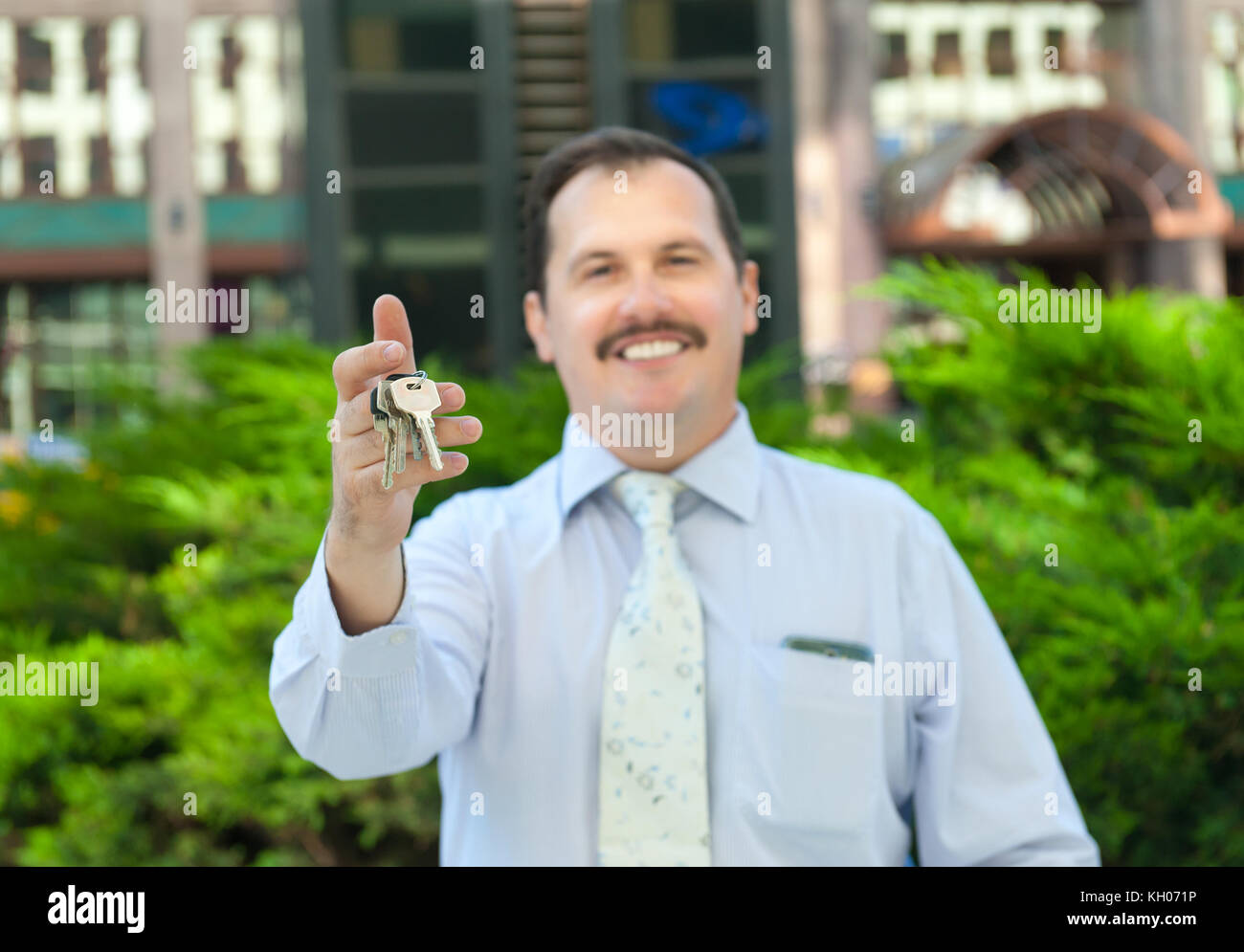 Immobilienmakler halten Sie die Tasten Stockfoto
