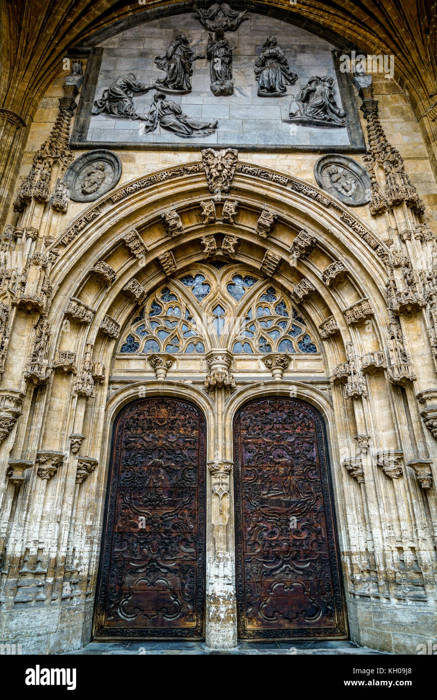 Eine Reihe von Türen, die in der Kathedrale von Oviedo Spanien Blick auf die Schnitzereien in den Wald Sie sind wirklich erstaunlich. Stockfoto