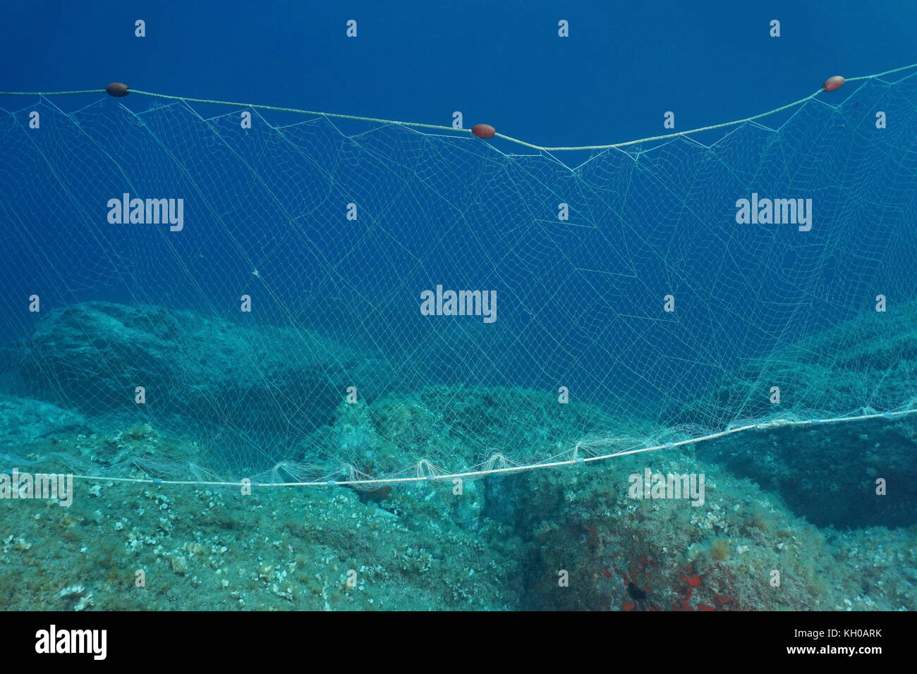 Ein fischernetz (kiemennetze) unter Wasser auf dem Meeresboden im Mittelmeer, Costa Brava, Spanien Stockfoto