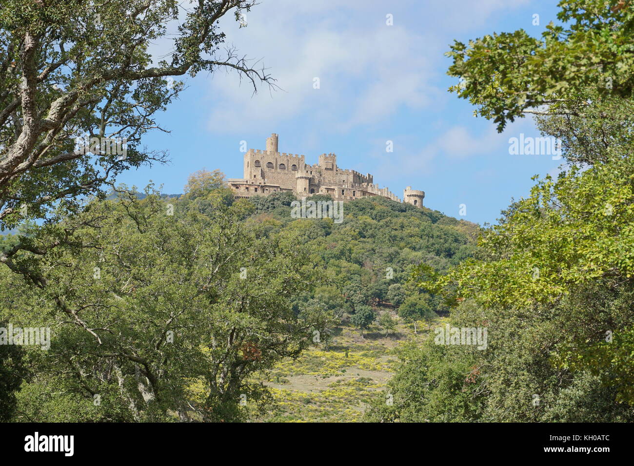 Das Schloss von requesens an der Spitze des Hügels, La Jonquera, Alt Emporda, Girona, Katalonien, Spanien Stockfoto