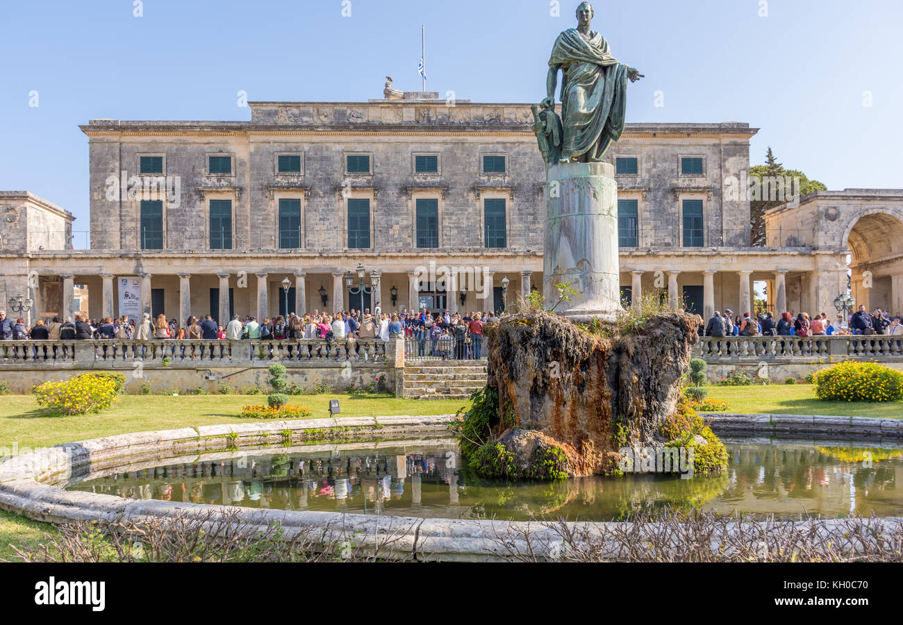 Korfu, Griechenland - 15. April 2017: Ostern und Korfu Fluten von Menschen an jeder Ecke. Außerhalb des Museums für Asiatische Kunst von Korfu. Stockfoto