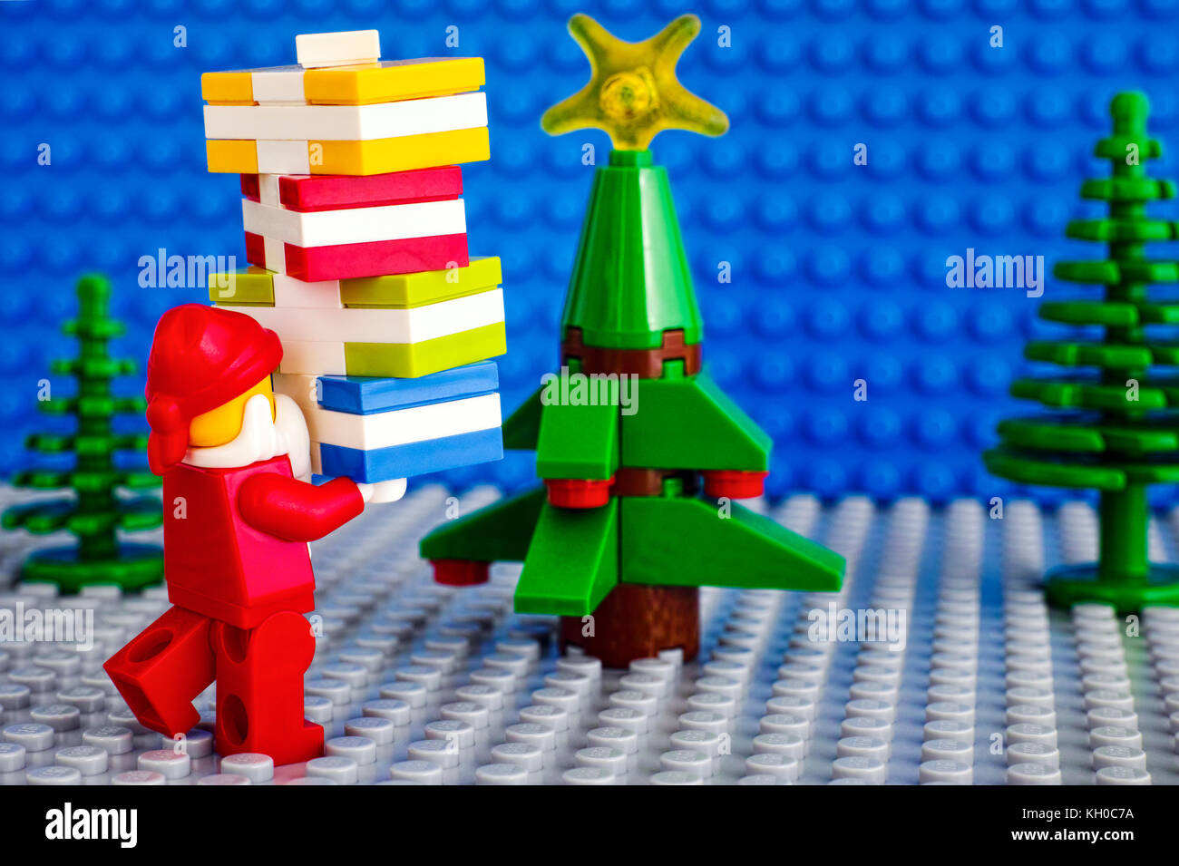 Tambow, Russische Föderation - November 06, 2017 lego Santa Claus mit Stapel von präsentiert in der Nähe von Weihnachten Baum. Studio gedreht. Stockfoto