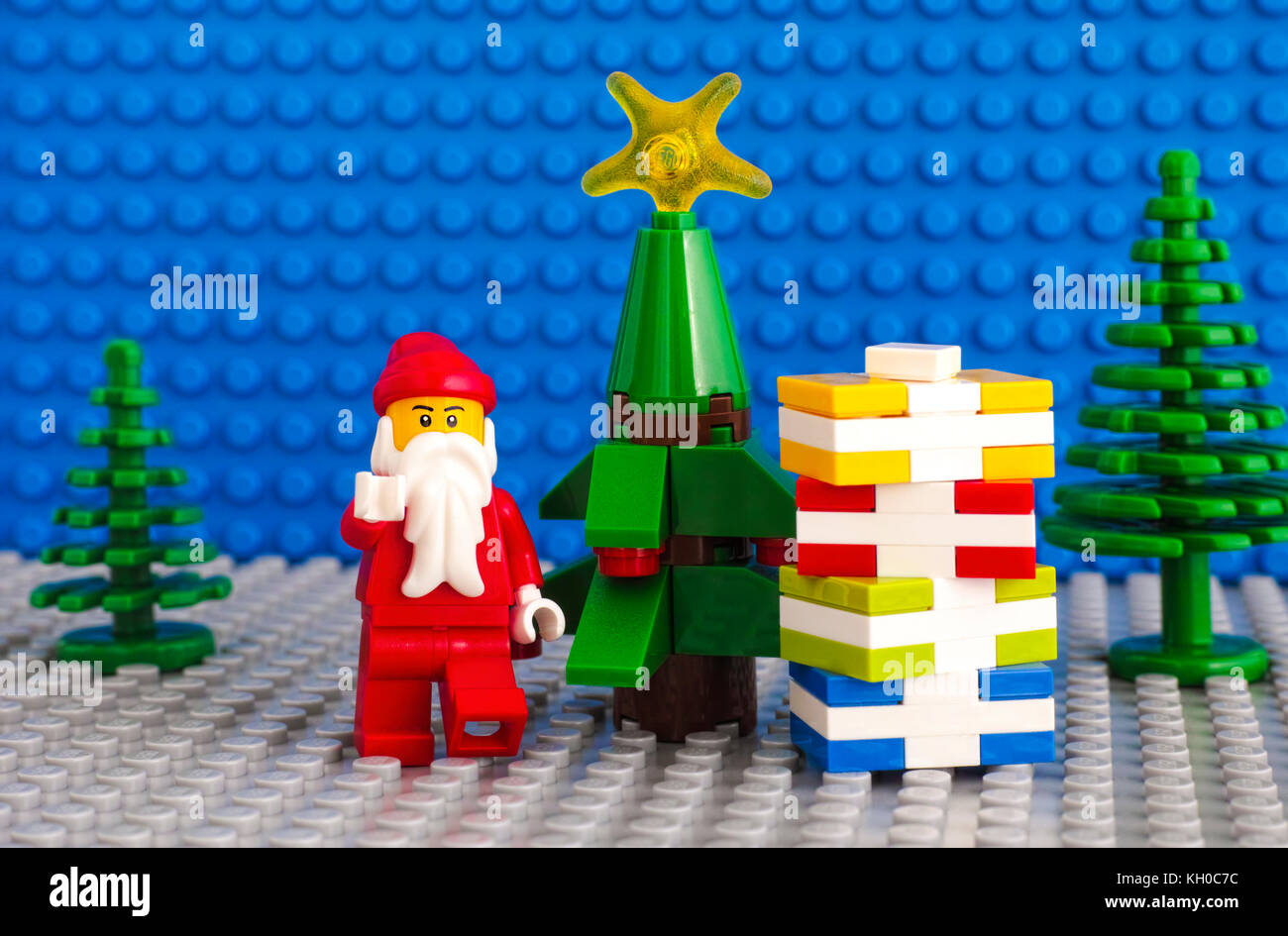 Tambow, Russische Föderation - November 06, 2017 lego Santa Claus und Stapel von präsentiert in der Nähe von Weihnachten Baum. Studio gedreht. Stockfoto