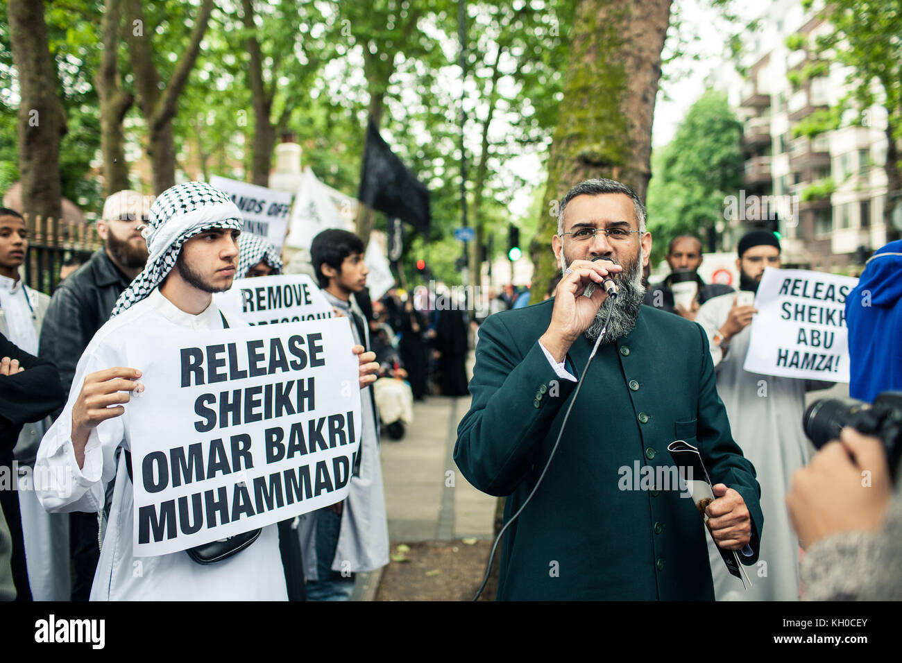 Mehrere muslimische Führer hielten Reden vor der Regents Park Moschee auf die „Hände von Scheich Omar Bakri Muhammad“ Protest in London. Hier der muslimische politische Aktivist Anjem Choudary. GROSSBRITANNIEN, 30/05 2014. Stockfoto