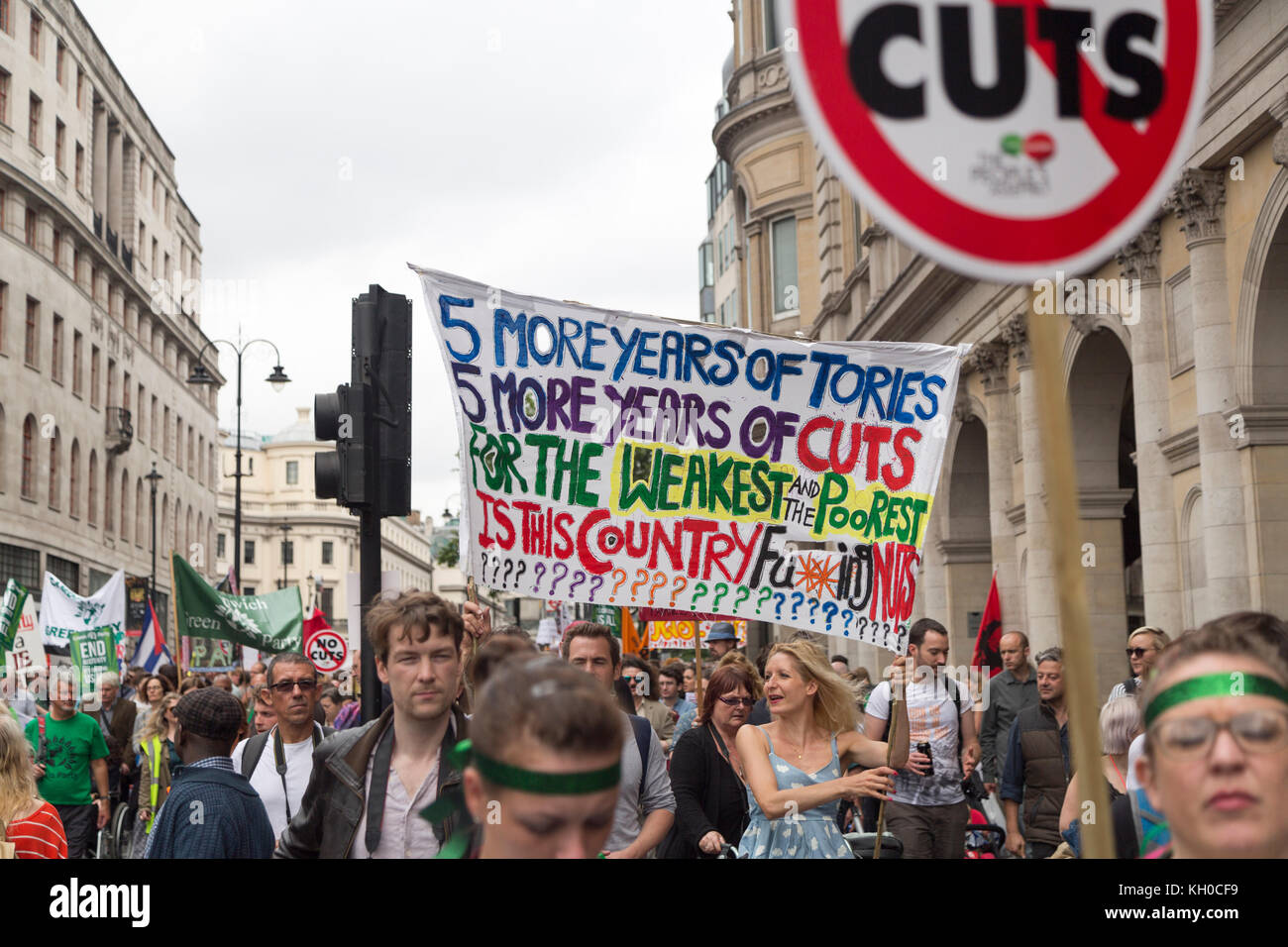 Die Demonstranten, die gegen die Sparmaßnahmen, Plakate und Banner abgebildet sind, die an eine anti-sparmassnahmen März und Demonstration im Zentrum von London. Stockfoto