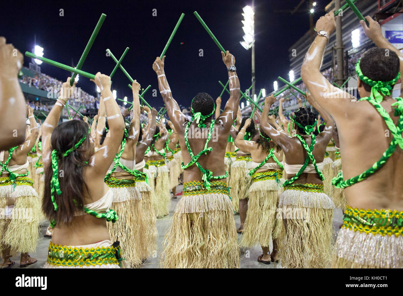 Tausende von Teilnehmern tanzen im Rhythmus der Karnevalsschläge während der Sambaschule Império de Tijuca Parade am Sambodromo beim Karneval von Rio 2014. Stockfoto