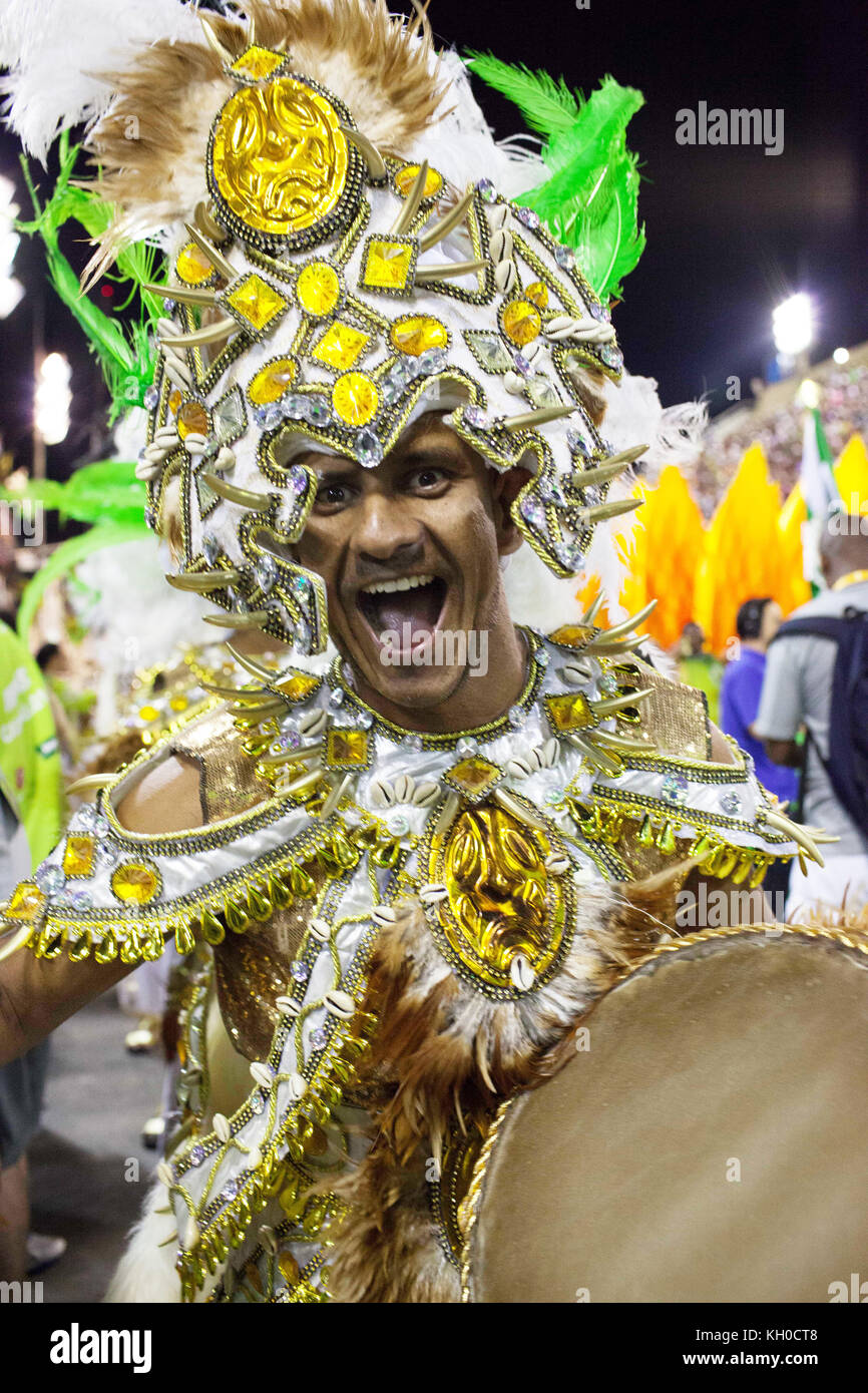 Ein lächelnder und entzückender Musiker aus Império de Tijuca’s Rhythmusgruppe setzt den Samba-Beat im Sambodromo. Brasilien 03.03.2014. Stockfoto