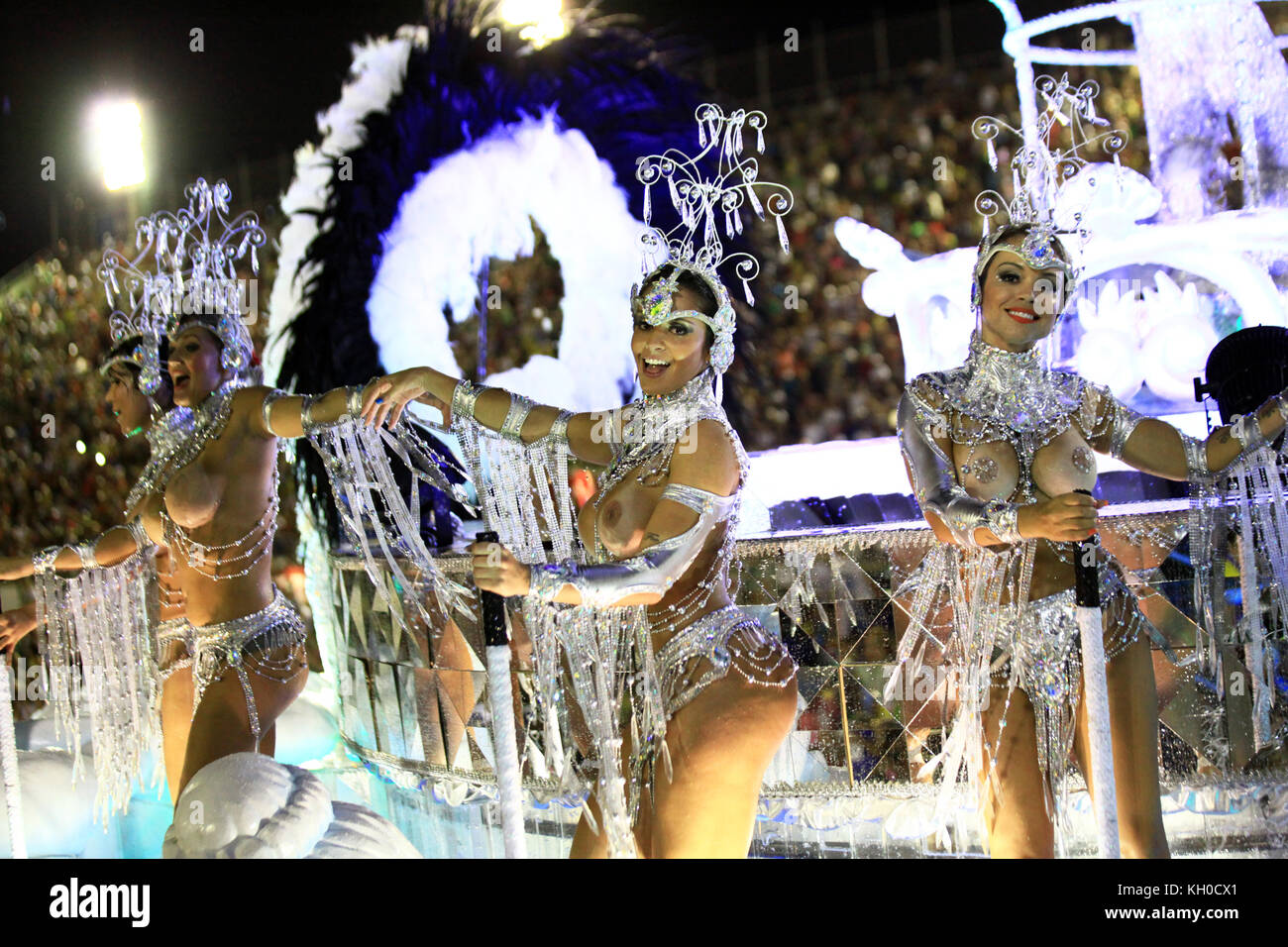 Oben ohne Samba-Tänzer der Samba-Schule Grande Rio dominieren einen der schön dekorierten Wagen der Schulshow während des Rio Carnival 2014 im Sambodromo. Brasilien 03.03.2014. Stockfoto