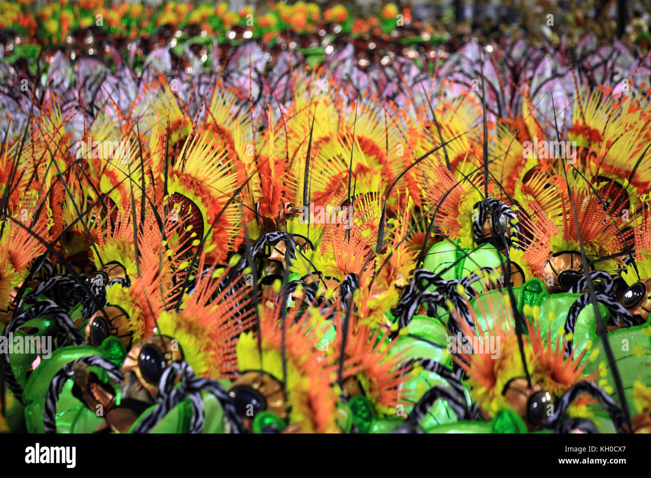 Tausende von Teilnehmern tanzen im Rhythmus der Karnevalsschläge während der bunten Parade der Sambaschule Grande Rio im Sambodromo beim Karneval 2014 in Rio. Brasilien 03.03.2014. Stockfoto