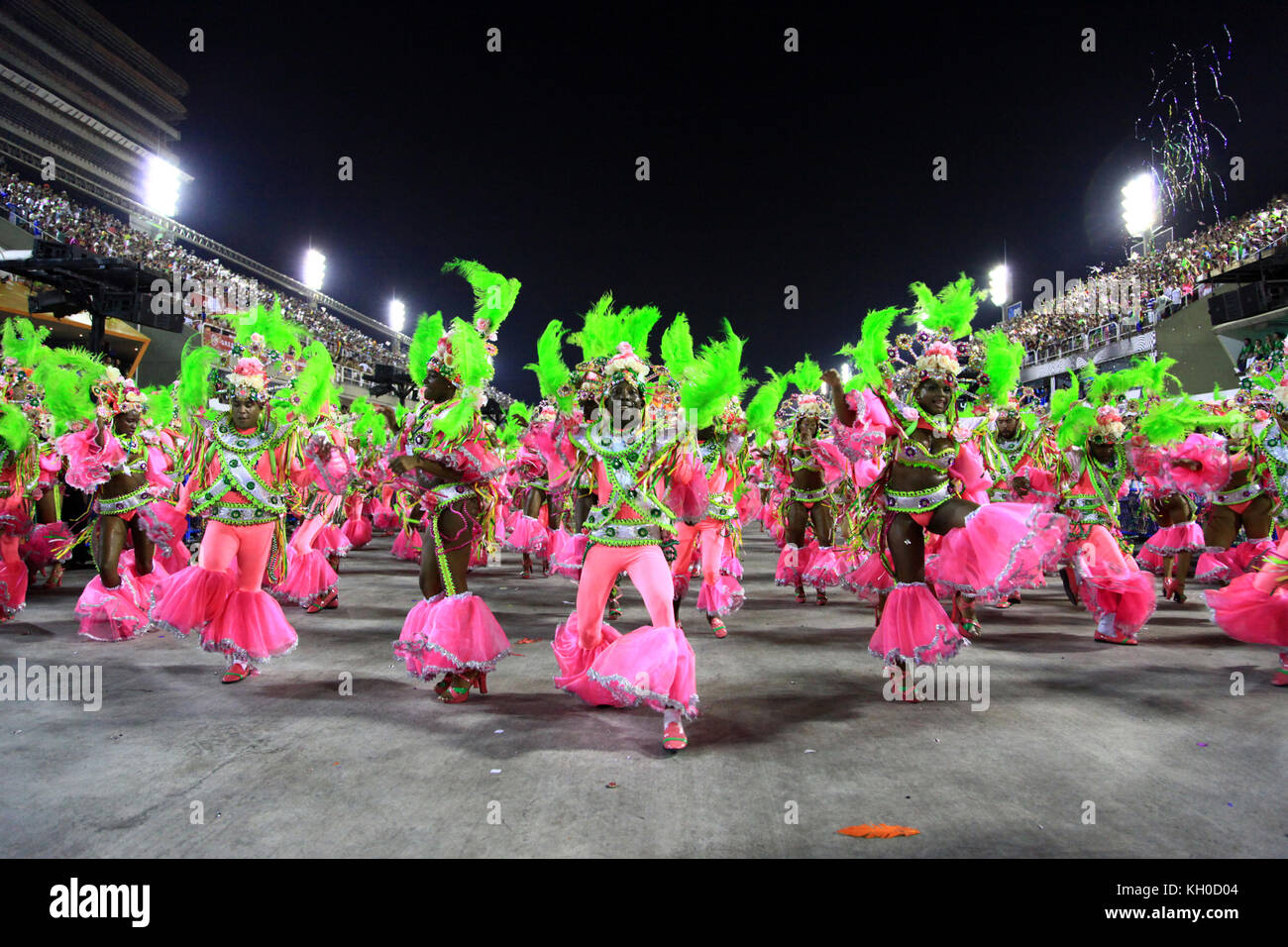 Tausende von Teilnehmern tanzen im Rhythmus der Karnevalsschläge während der Sambaschule Mangueira bunten Parade am Sambodromo am Rio Karneval 2014. 03.03 2014. Stockfoto