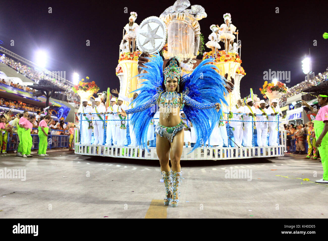 Samba-Königin und Tänzerin führt die Mangueira Samba-Schule auf der Samba-Piste des Sambodromo beim Rio Carnival 2014. 03.03 2014. Stockfoto