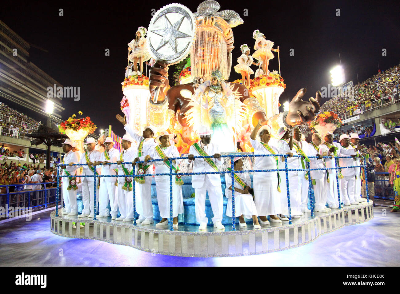 Ein Festwagen ehrt alle älteren Samba-Schulmitglieder der Mangueira Samba-Schule während ihrer Samba-Parade im Sambodromo beim Rio Carnival 2014. 03.03 2014. Stockfoto