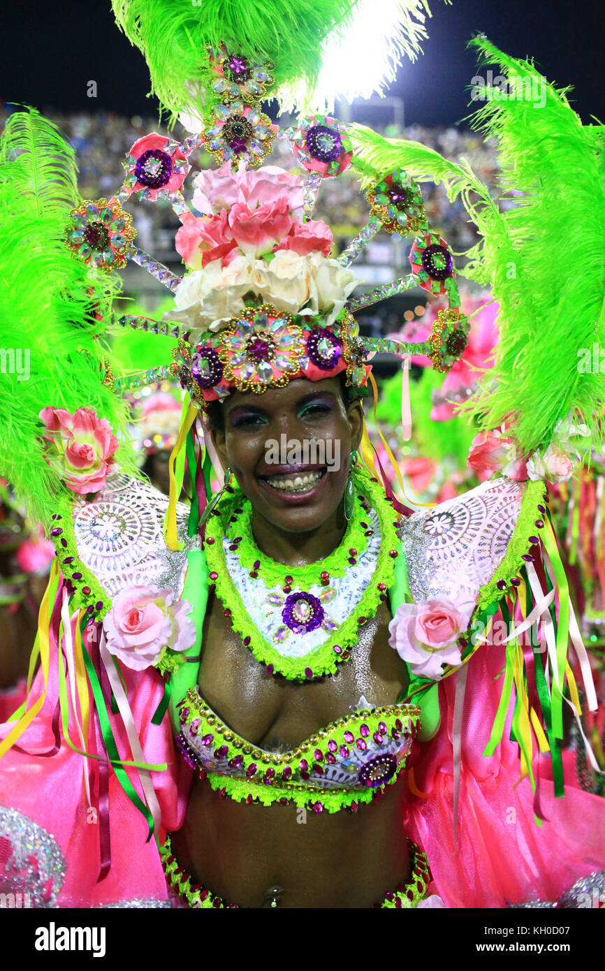 Eine lächelnde Tänzerin der Sambaschule Mangueira nimmt an einer beeindruckenden Show in der Parading Avenue des Sambodromo am Rio Carnival 2014 Teil. 03.03 2014. Stockfoto