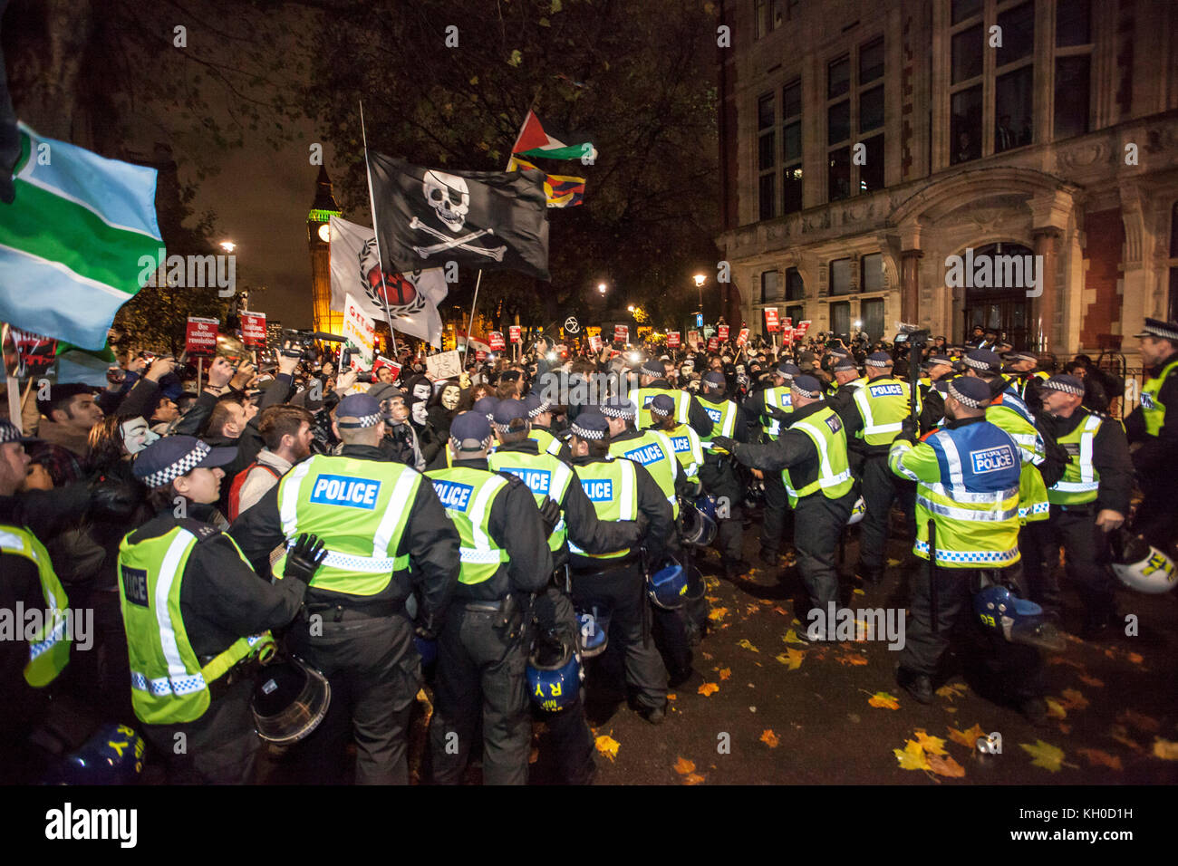 Um die Great George Street, in der Nähe des Parlaments, kam es zu kleineren Unruhen, als die Polizei die Aktivisten daran hinderte, bestimmte Gebäude am 2015. März der Million Mask in London zu passieren. Stockfoto