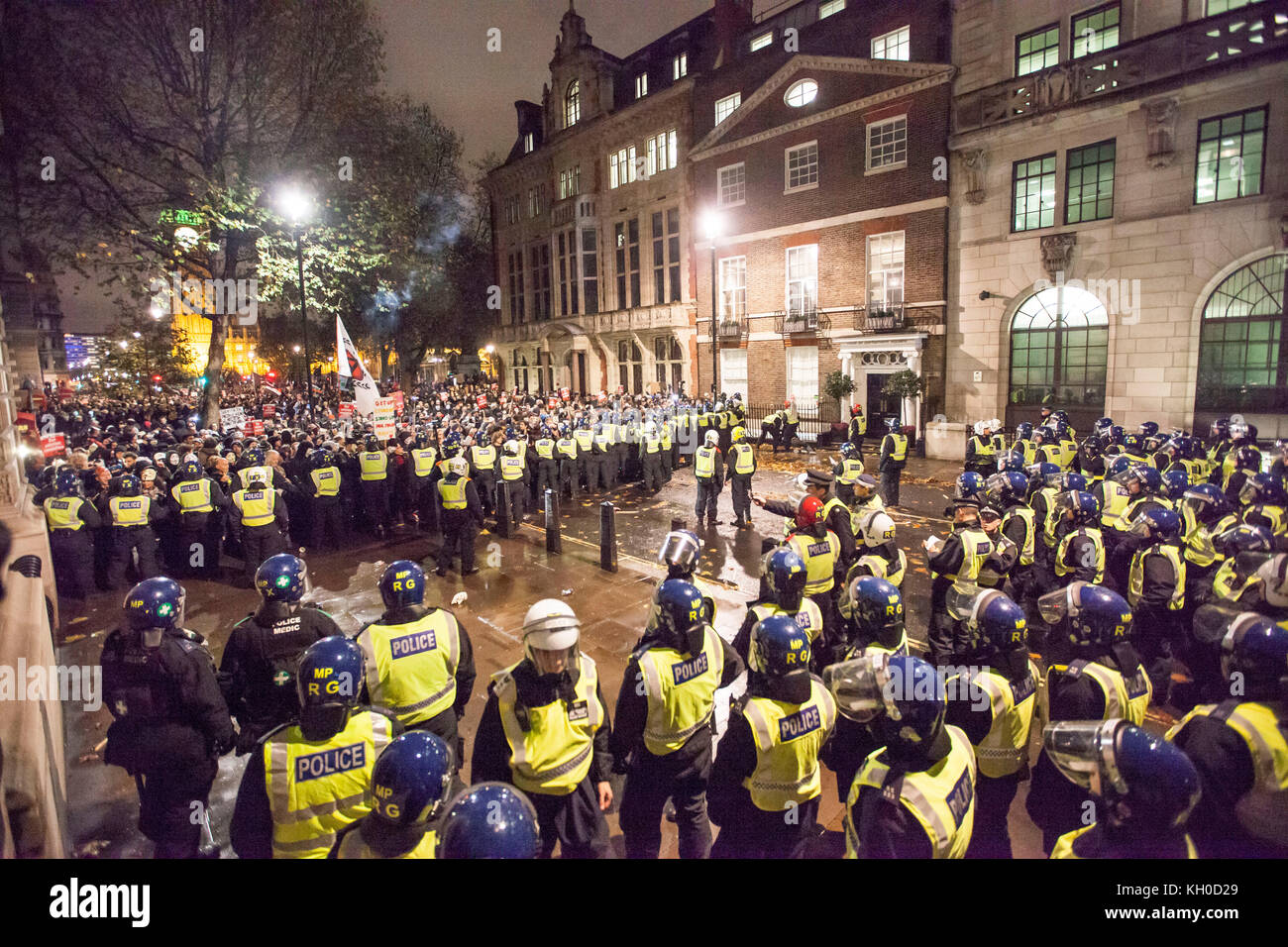 Um die Great George Street, in der Nähe des Parlaments, kam es zu kleineren Unruhen, als die Polizei die Aktivisten daran hinderte, bestimmte Gebäude am 2015. März der Million Mask in London zu passieren. Stockfoto