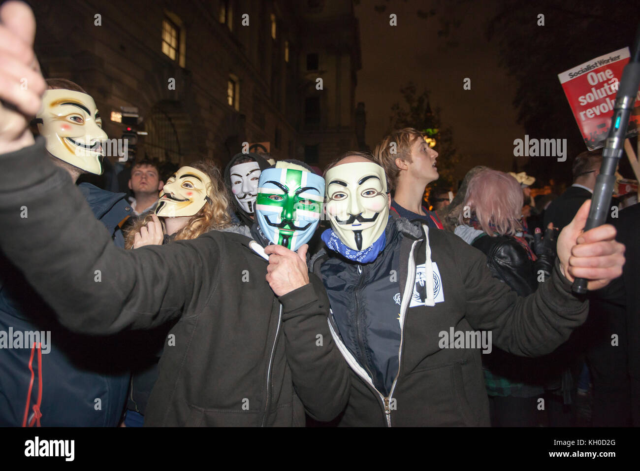 Auf der Million Mask March 2015 in London findet man Menschen mit Guy Fawkes Masken in jeder Richtung. Stockfoto