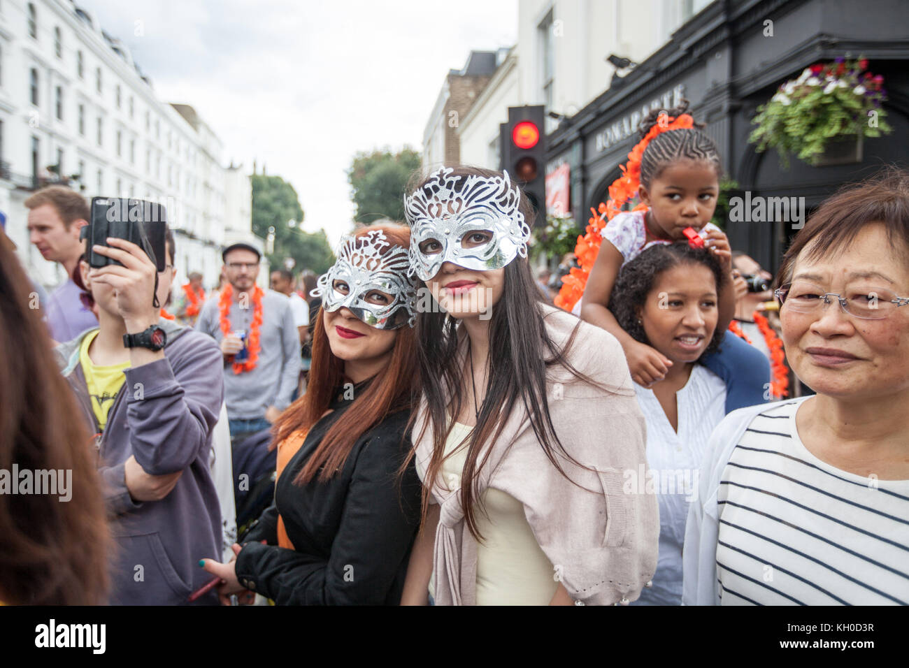 Beim Notting Hill Carnival 2014 in London tragen zwei lieblich aussehende Karnevalsbesucher Masken. GROSSBRITANNIEN 24/08 2014. Stockfoto