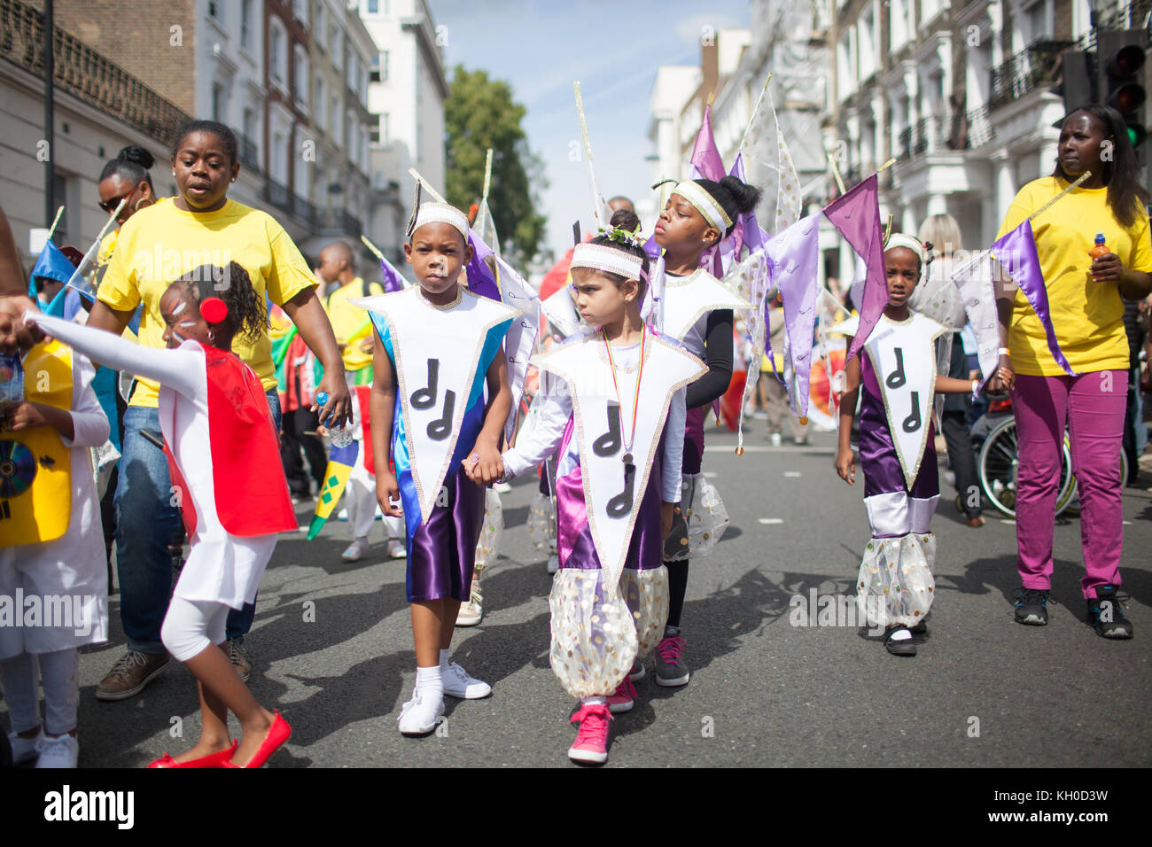 Junge Karnevalsteilnehmer tragen beim jährlichen Notting Hill Carnival 2014 in London selbstgemachte Kostüme. GROSSBRITANNIEN 24/08 2014 Stockfoto